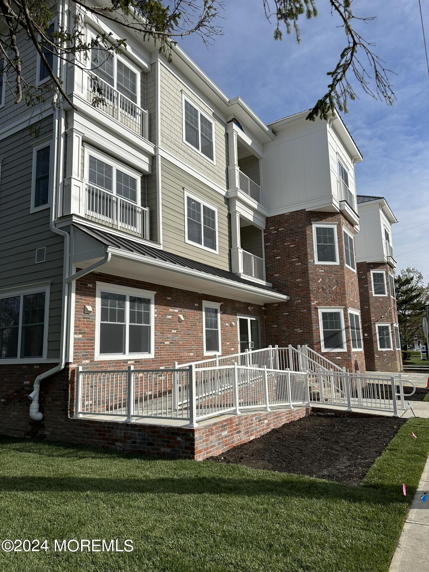 33 Union Avenue, 208