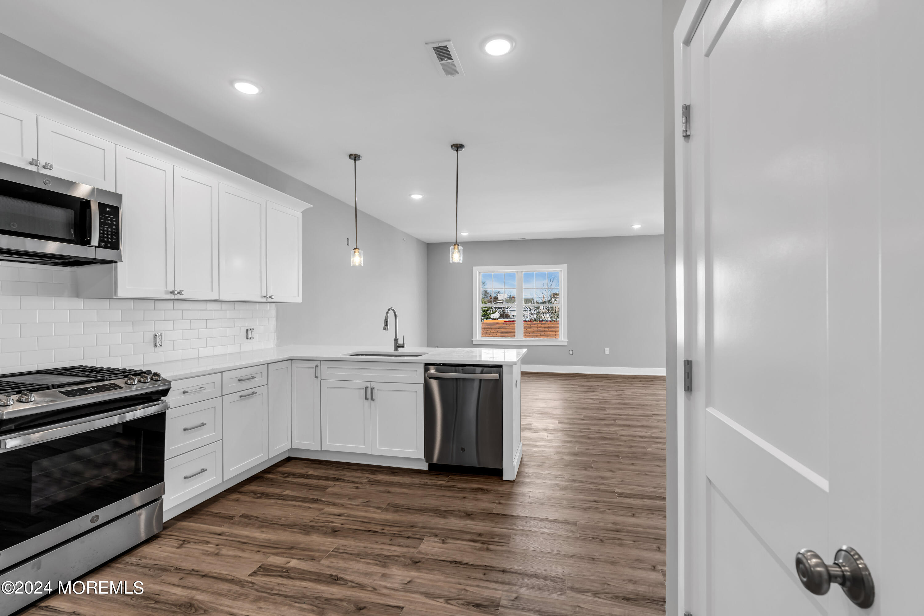 33 Union Avenue, 208