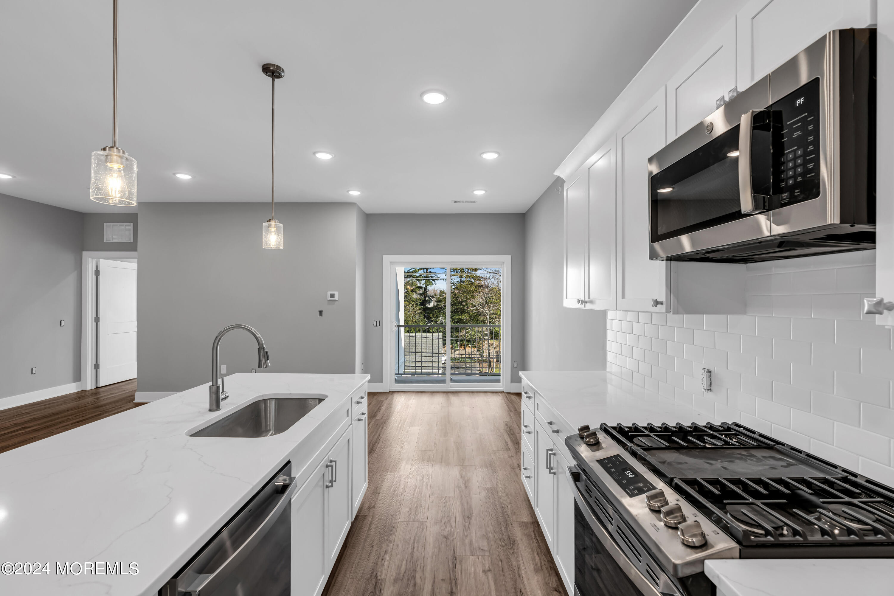 33 Union Avenue, 208