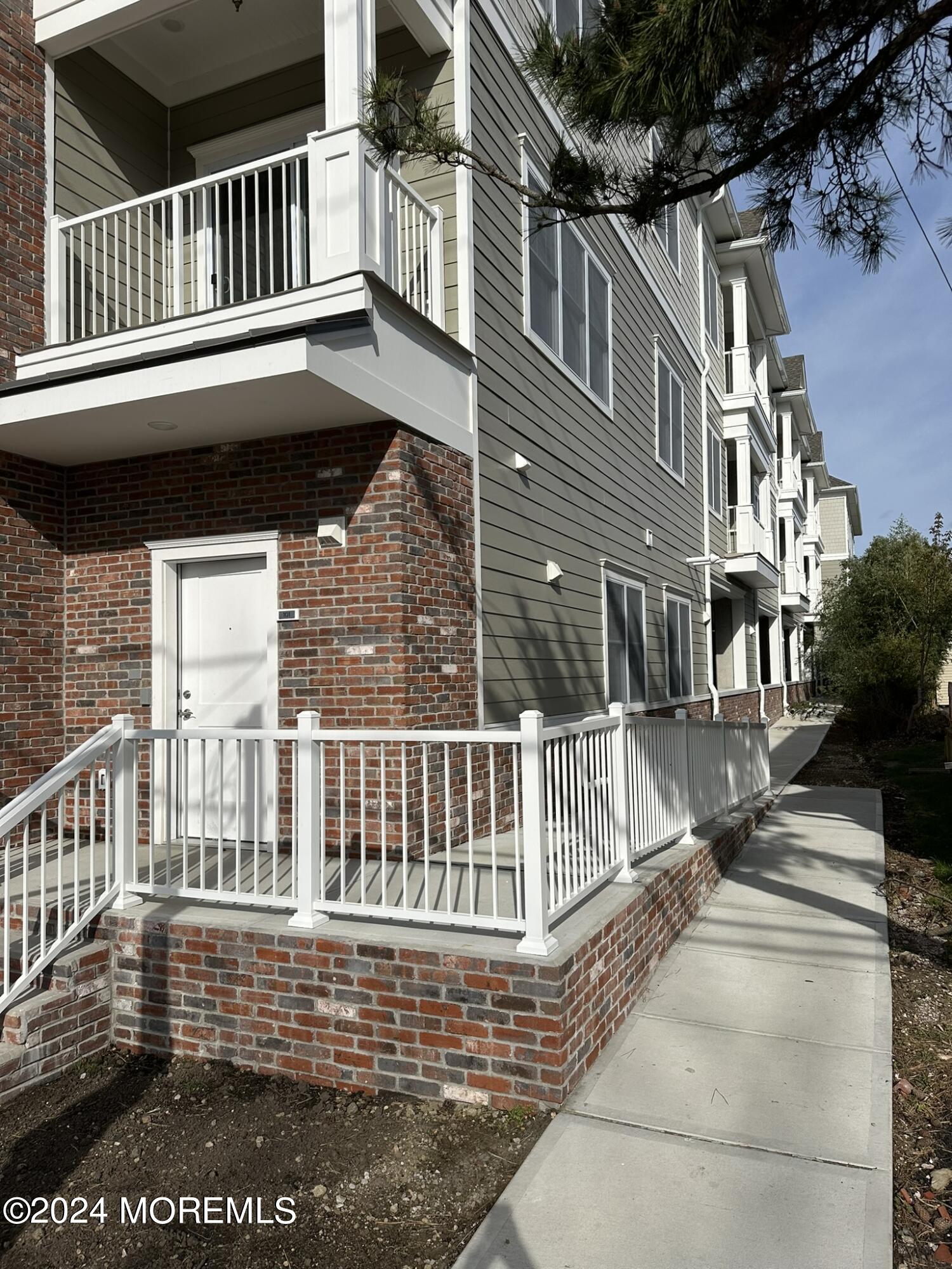 33 Union Avenue, 208