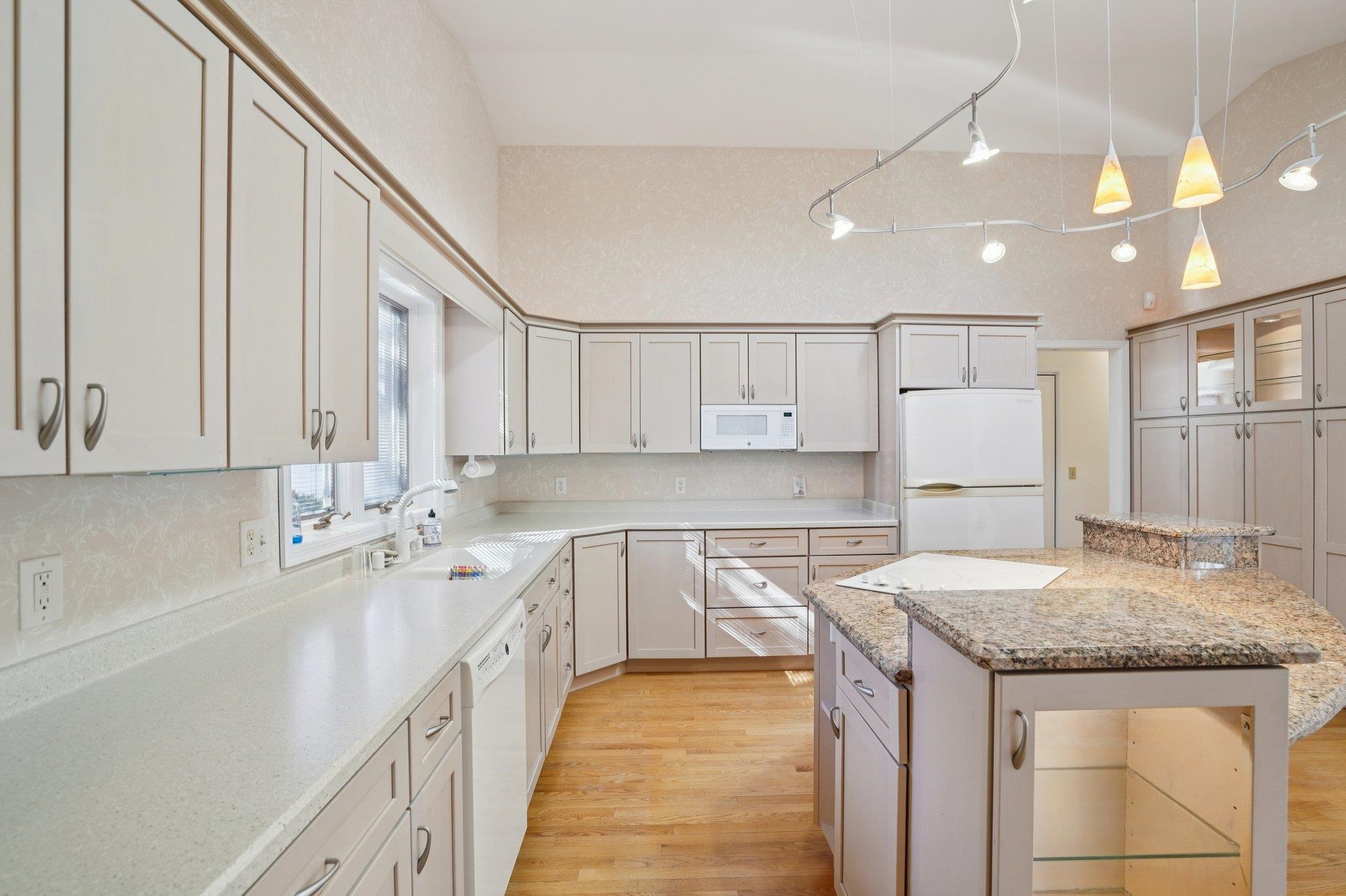 121 N Oak Grove Drive Unit: 17