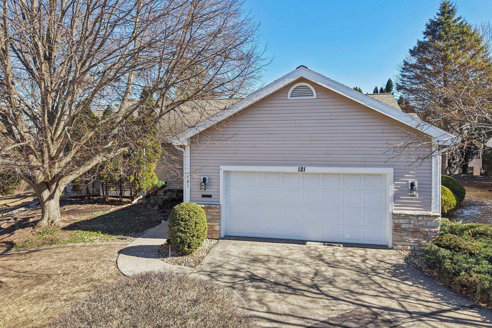 121 N Oak Grove Drive Unit: 17