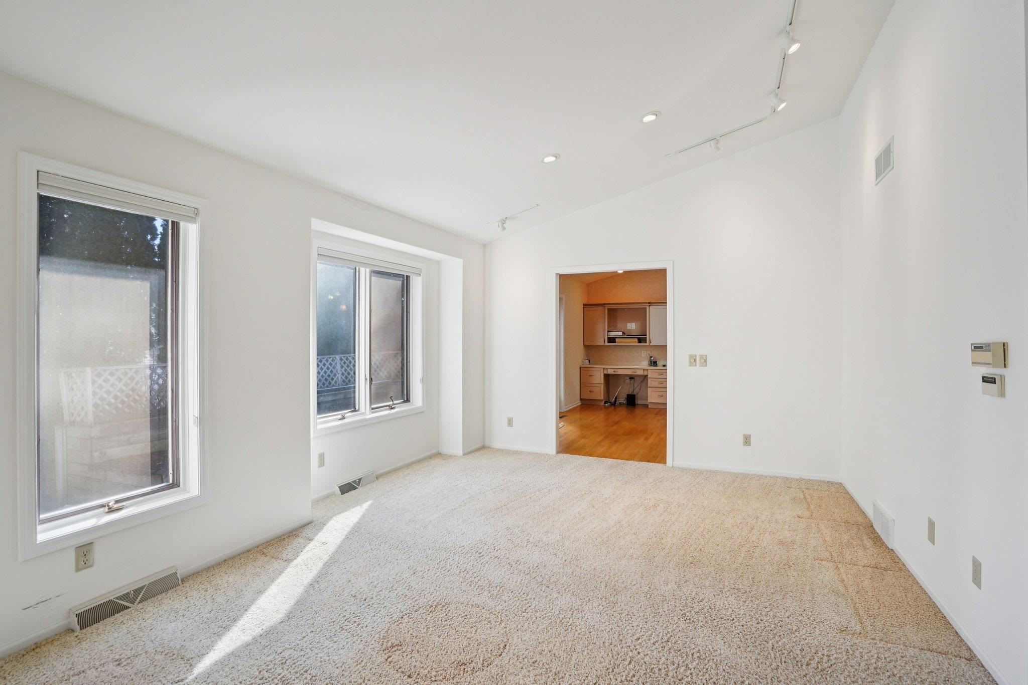 121 N Oak Grove Drive Unit: 17