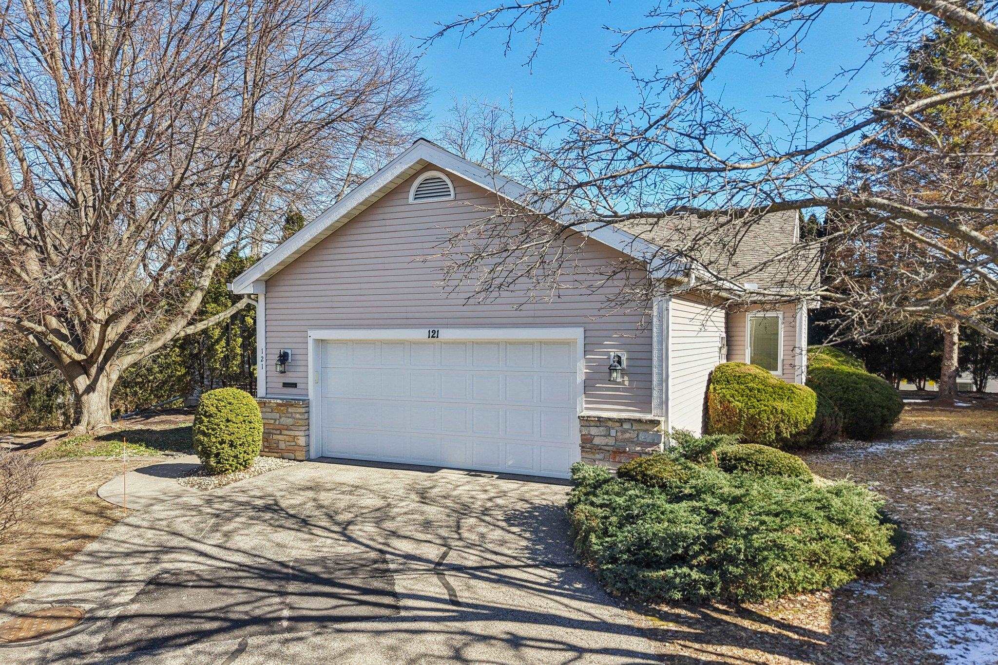 121 N Oak Grove Drive Unit: 17