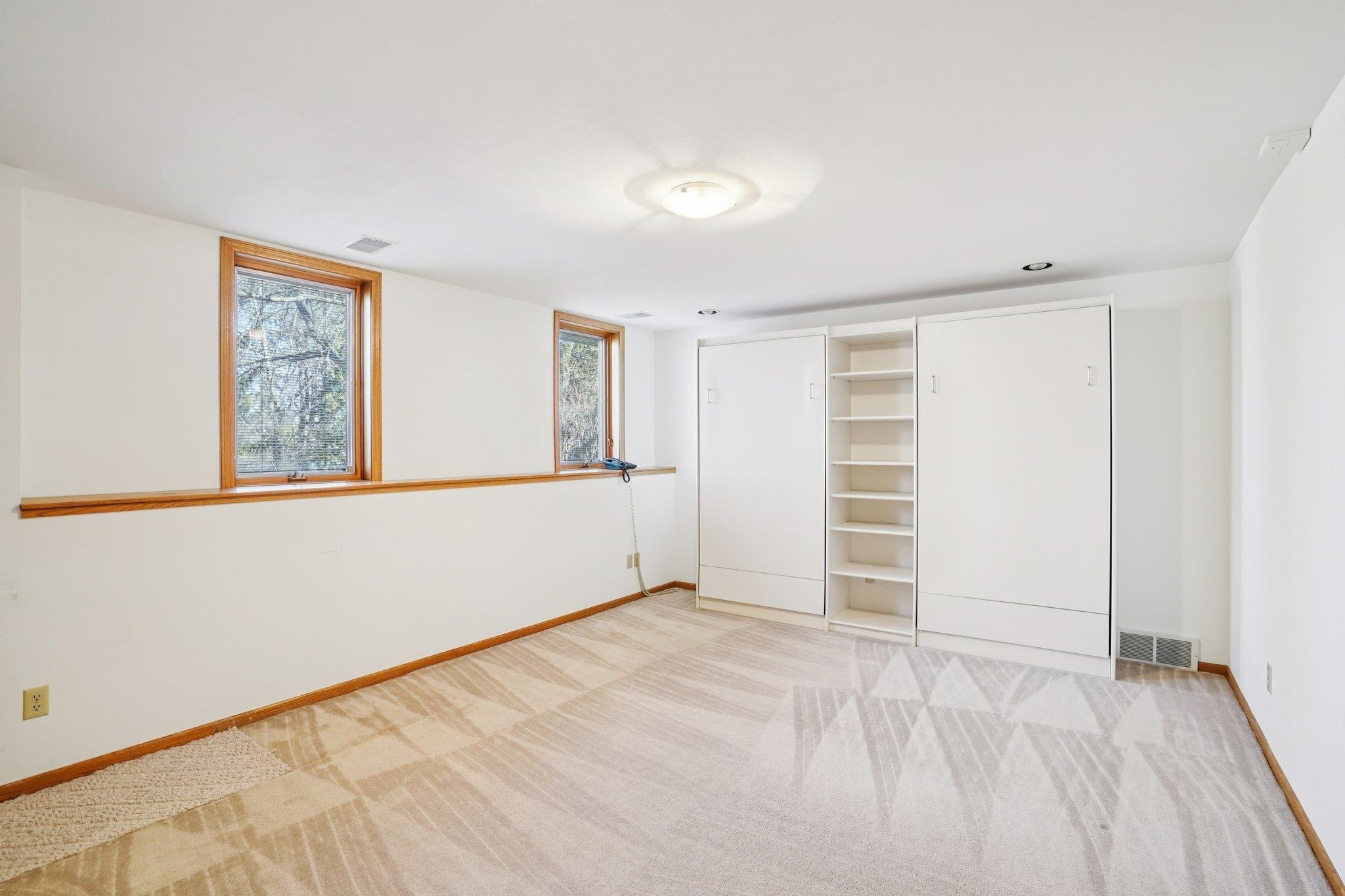 121 N Oak Grove Drive Unit: 17