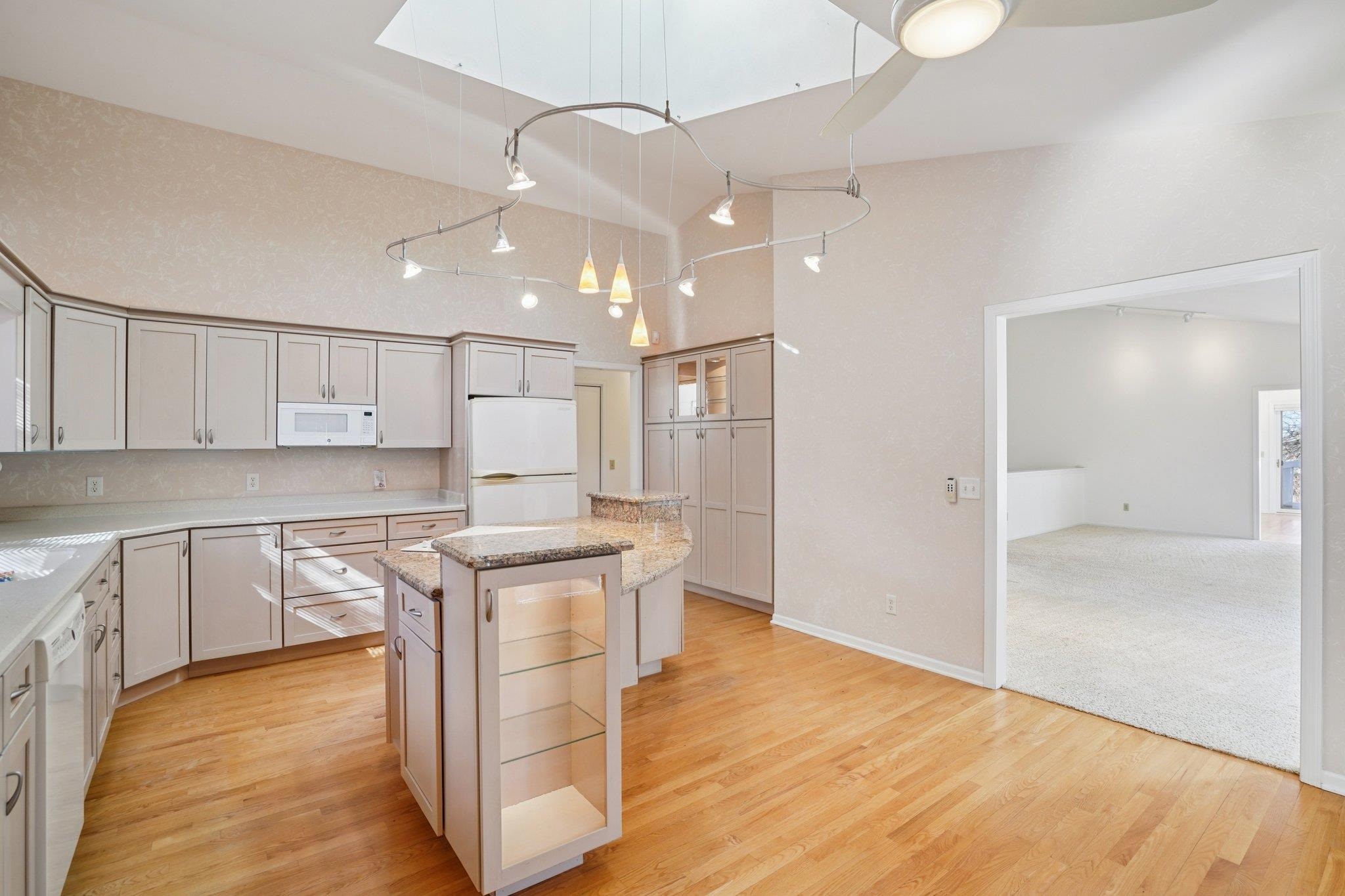 121 N Oak Grove Drive Unit: 17