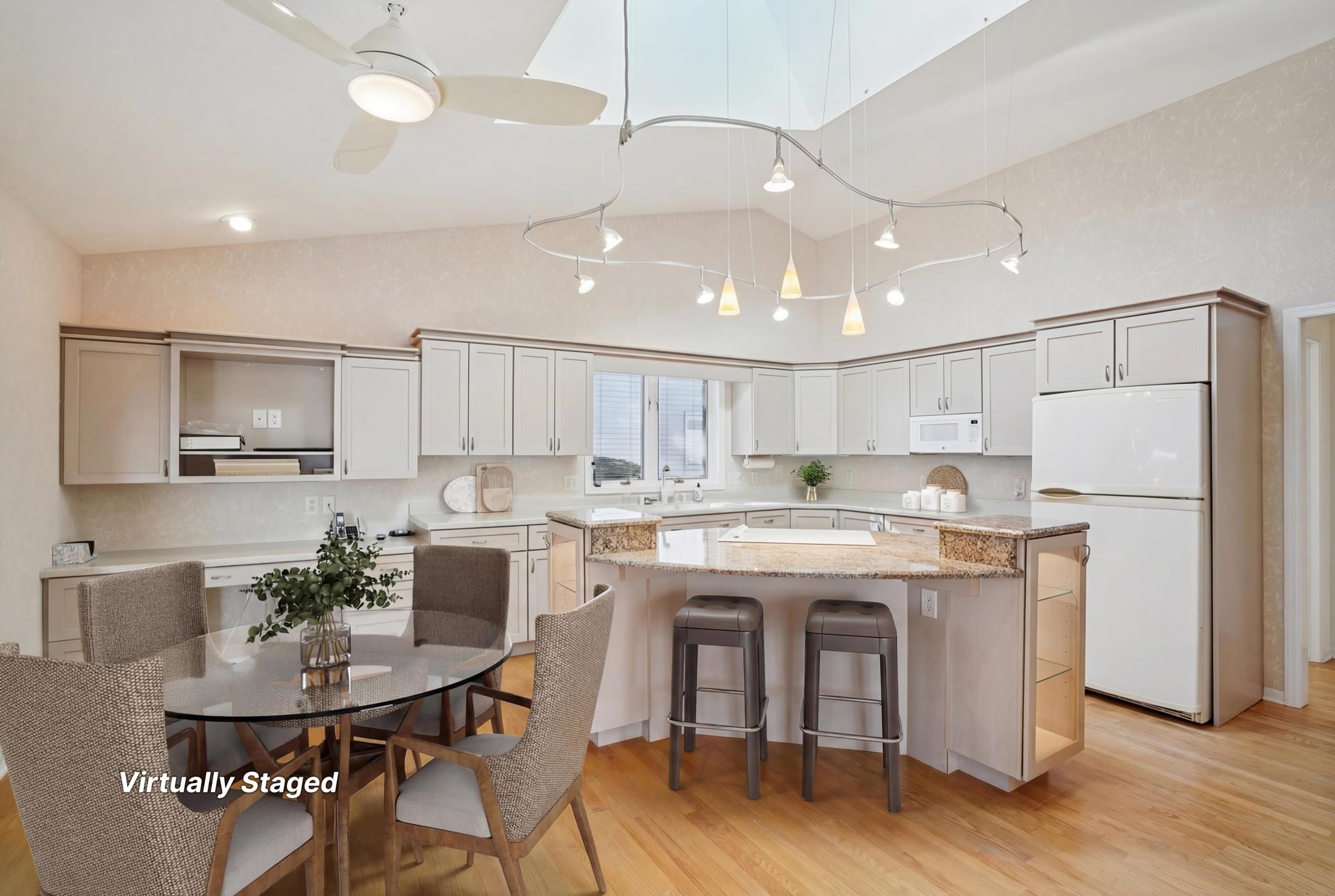 121 N Oak Grove Drive Unit: 17