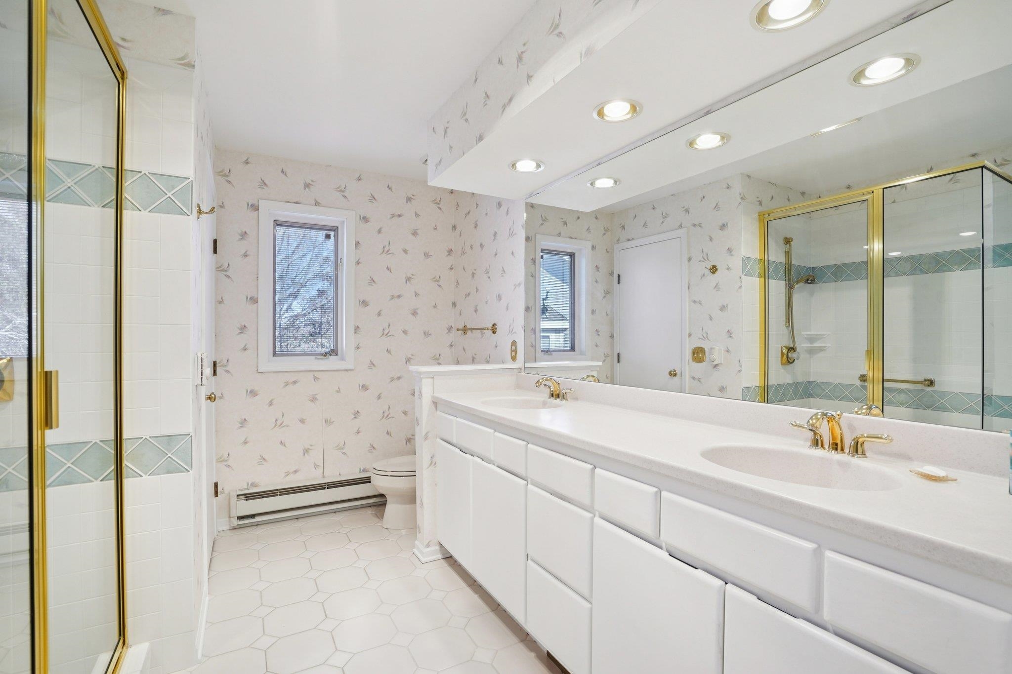 121 N Oak Grove Drive Unit: 17
