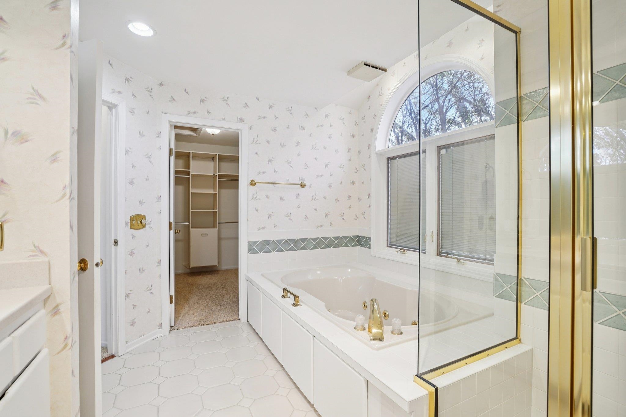 121 N Oak Grove Drive Unit: 17