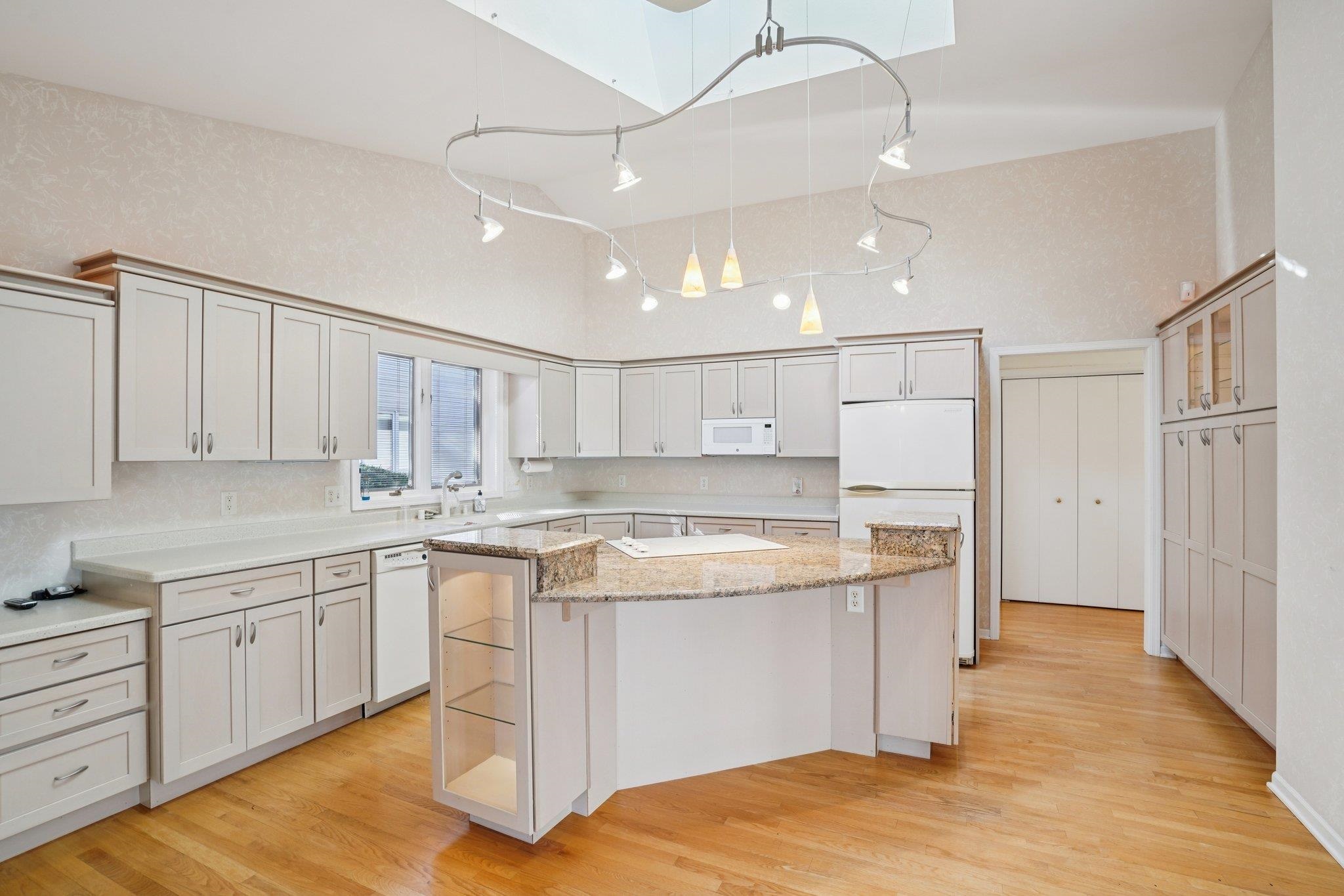 121 N Oak Grove Drive Unit: 17