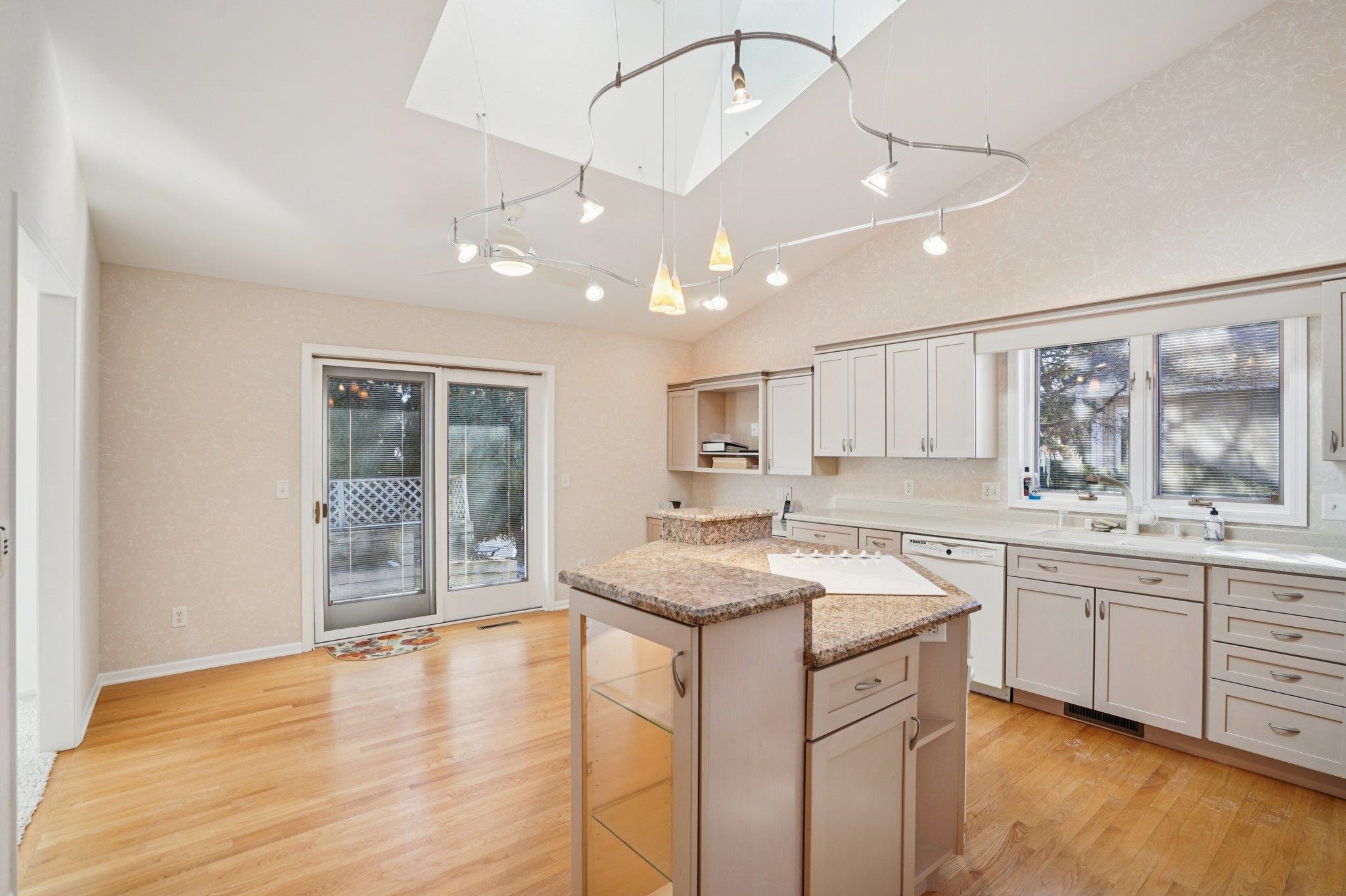 121 N Oak Grove Drive Unit: 17