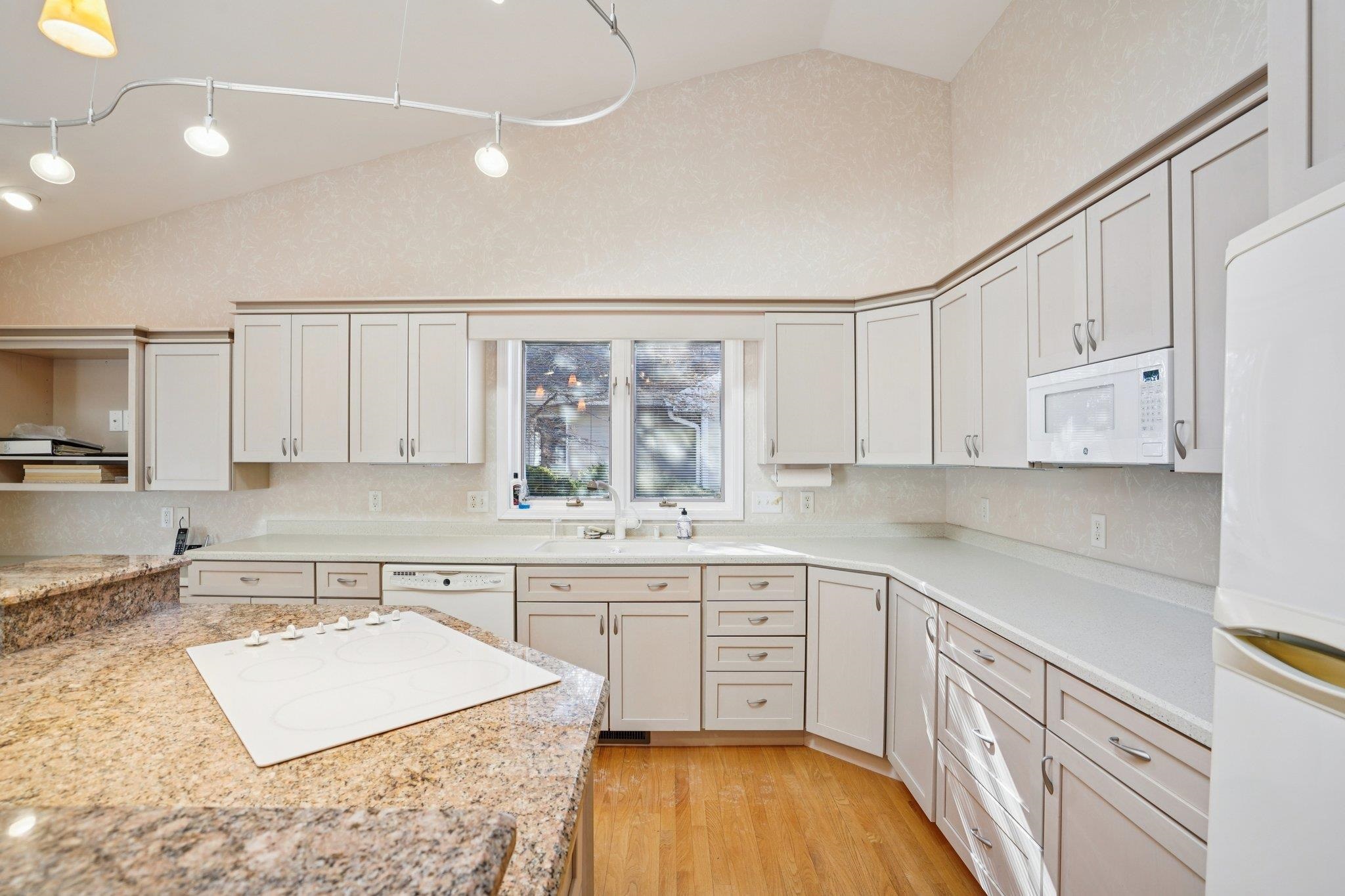 121 N Oak Grove Drive Unit: 17