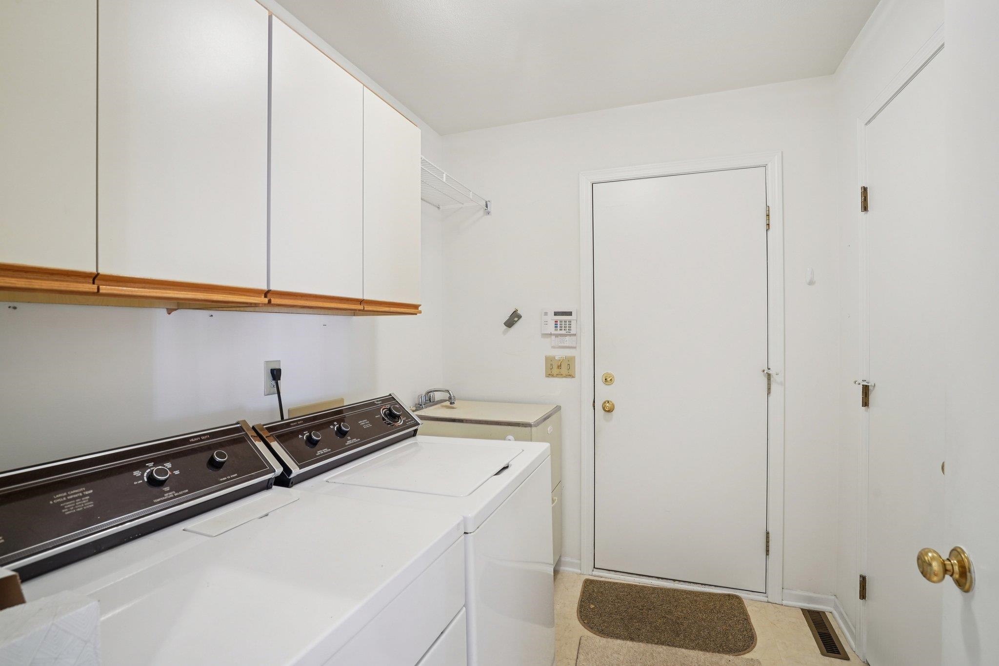 121 N Oak Grove Drive Unit: 17