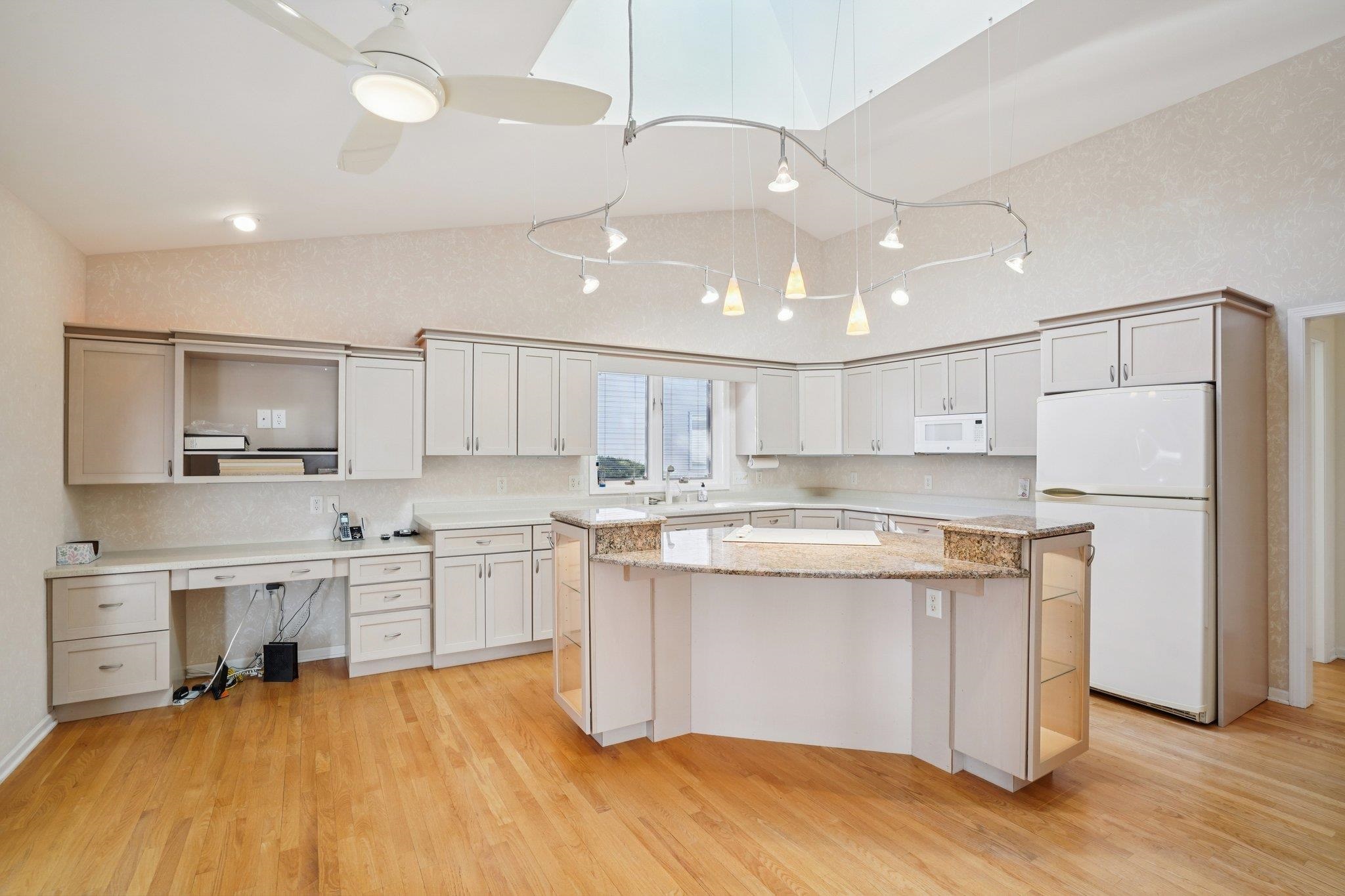 121 N Oak Grove Drive Unit: 17