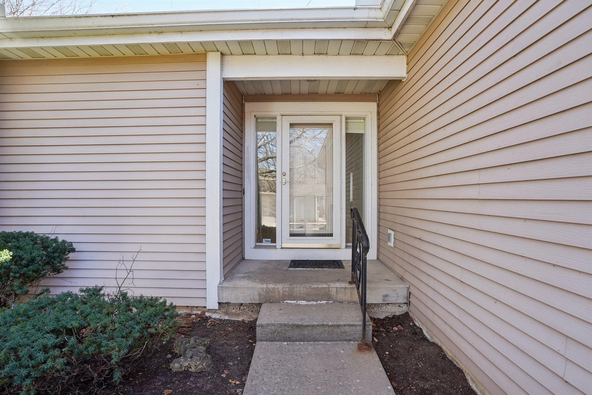 121 N Oak Grove Drive Unit: 17