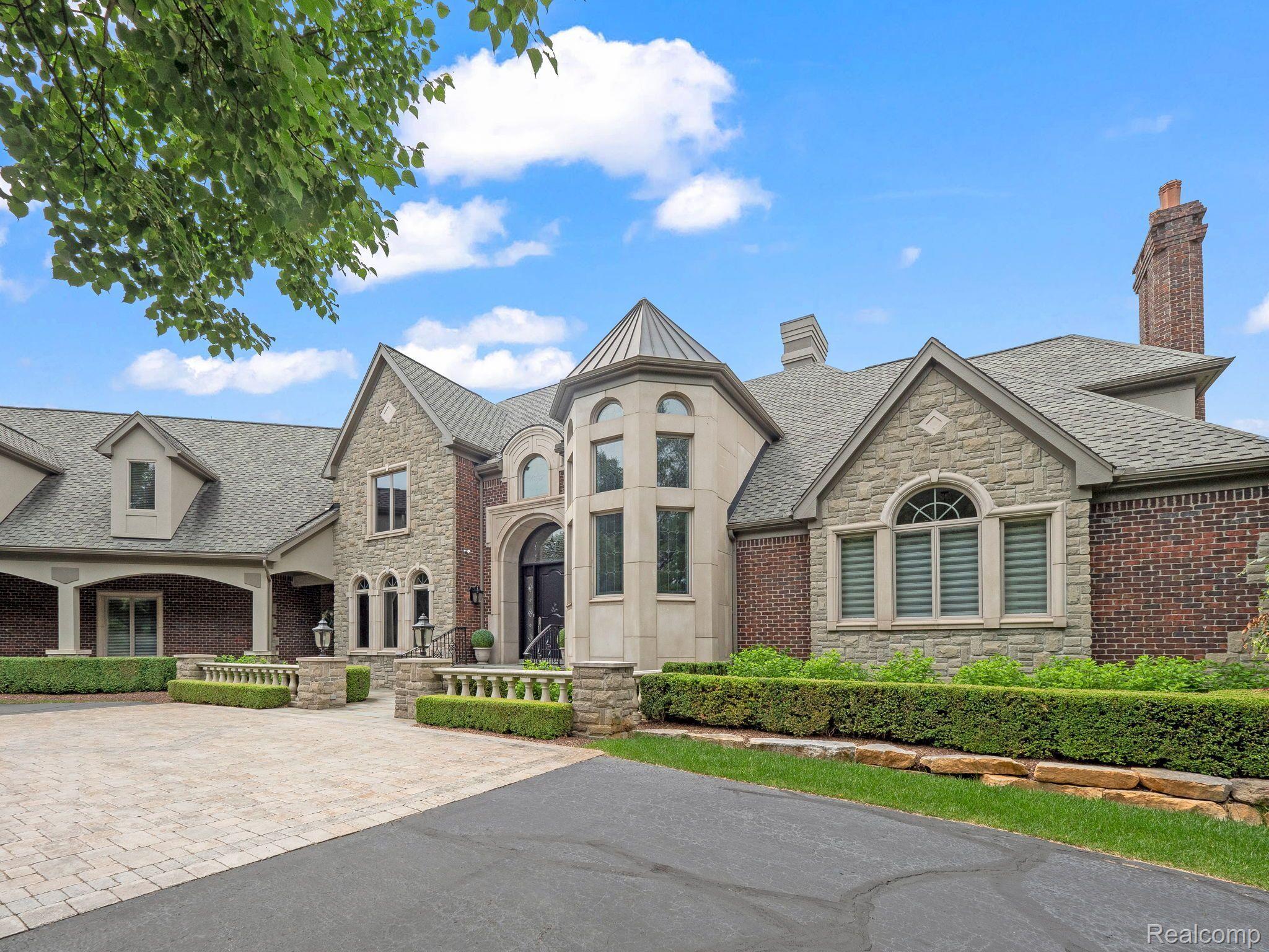 2456 Pond Vallee Drive