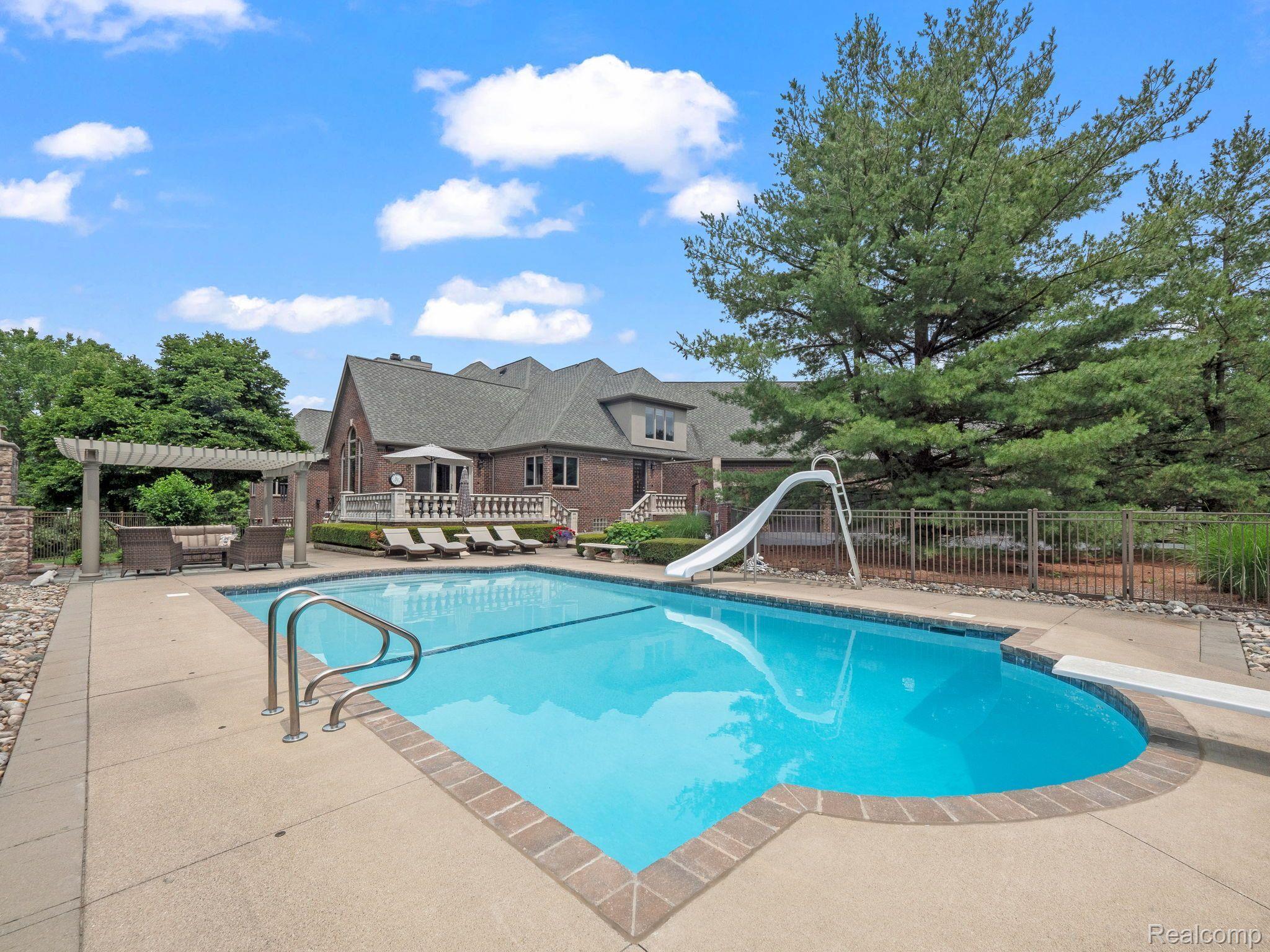 2456 Pond Vallee Drive