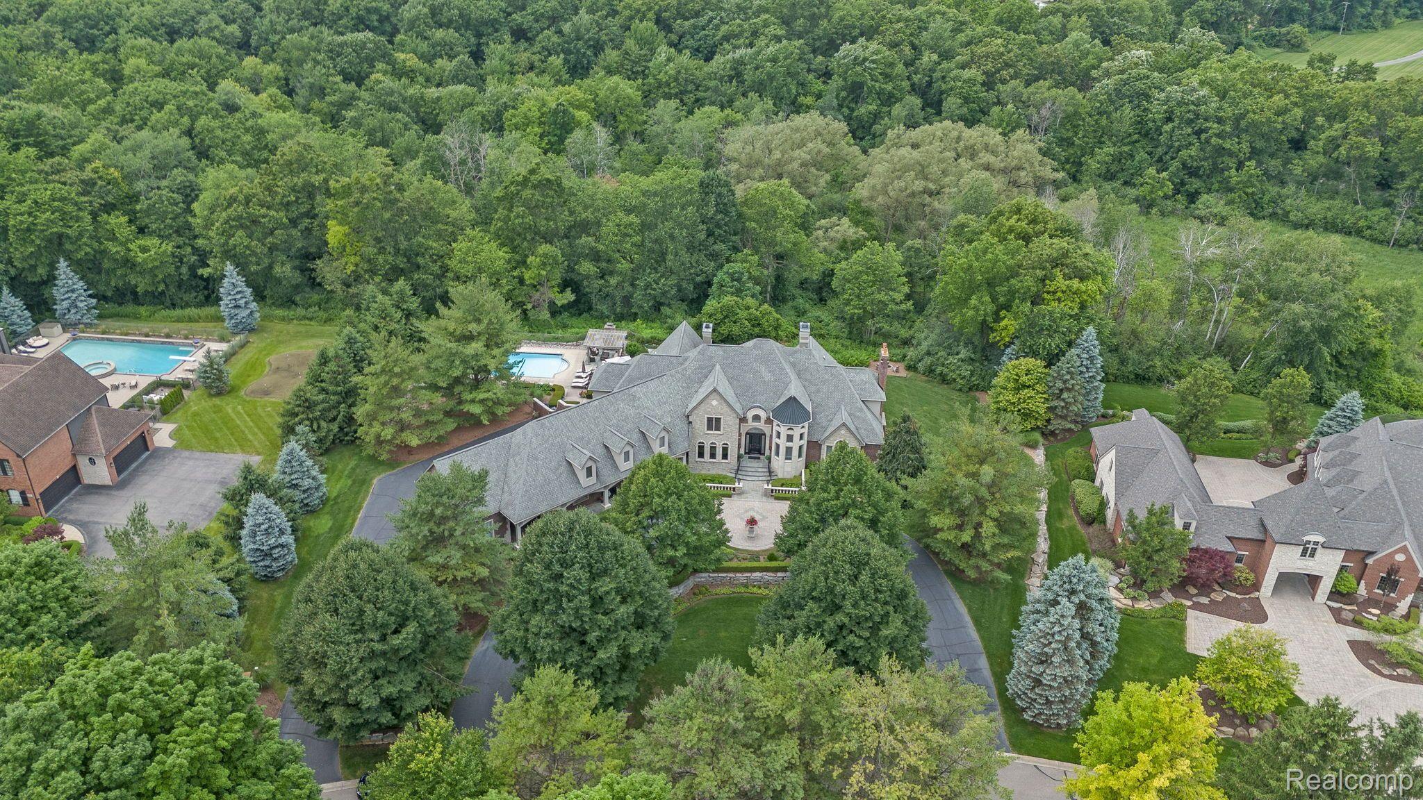 2456 Pond Vallee Drive