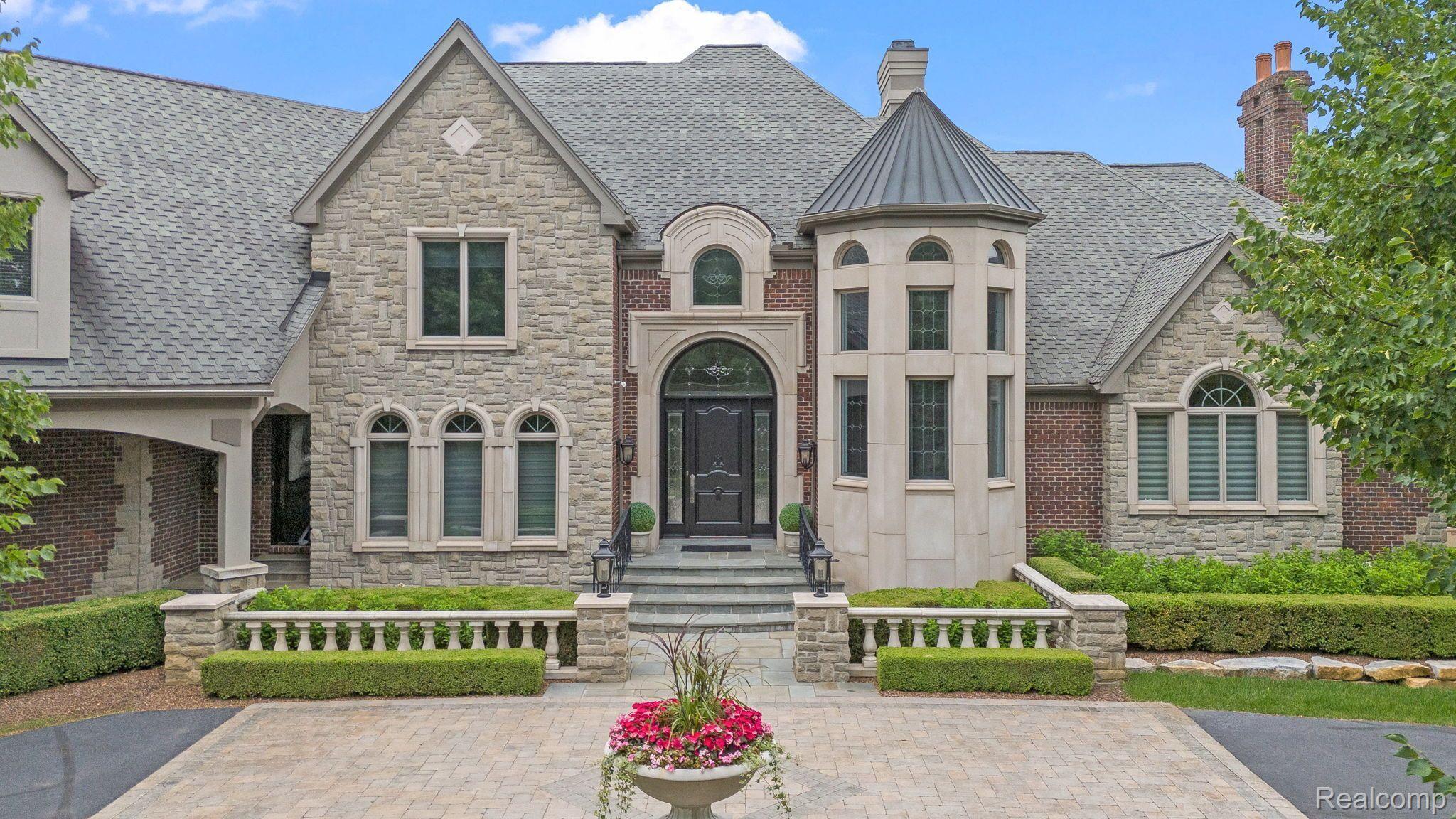 2456 Pond Vallee Drive