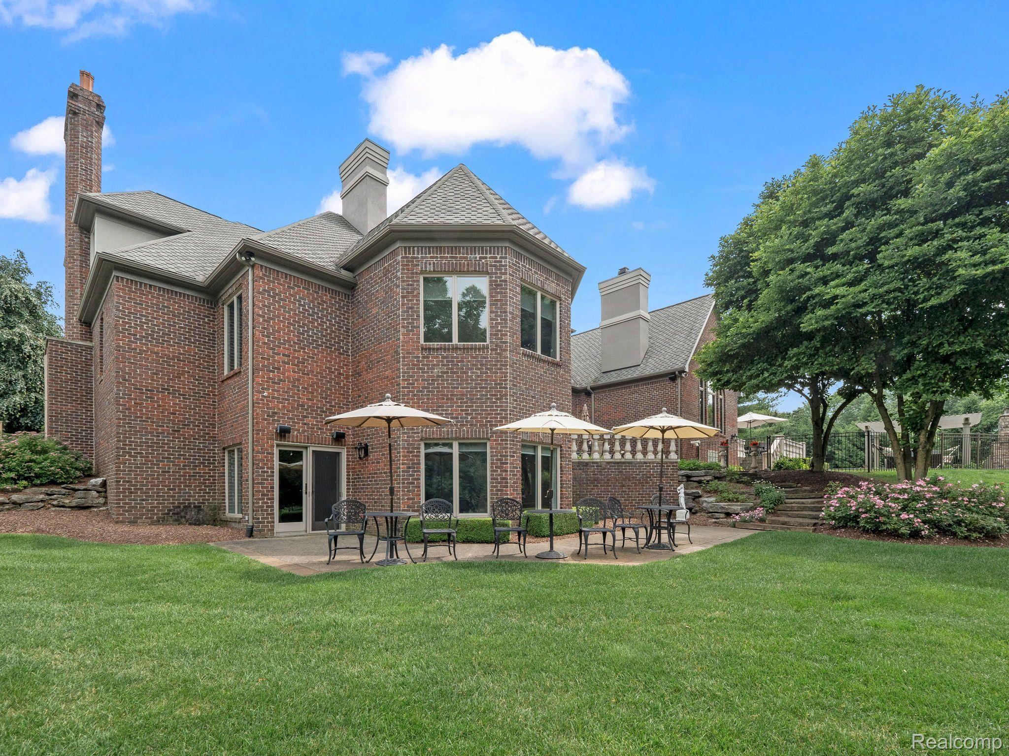 2456 Pond Vallee Drive