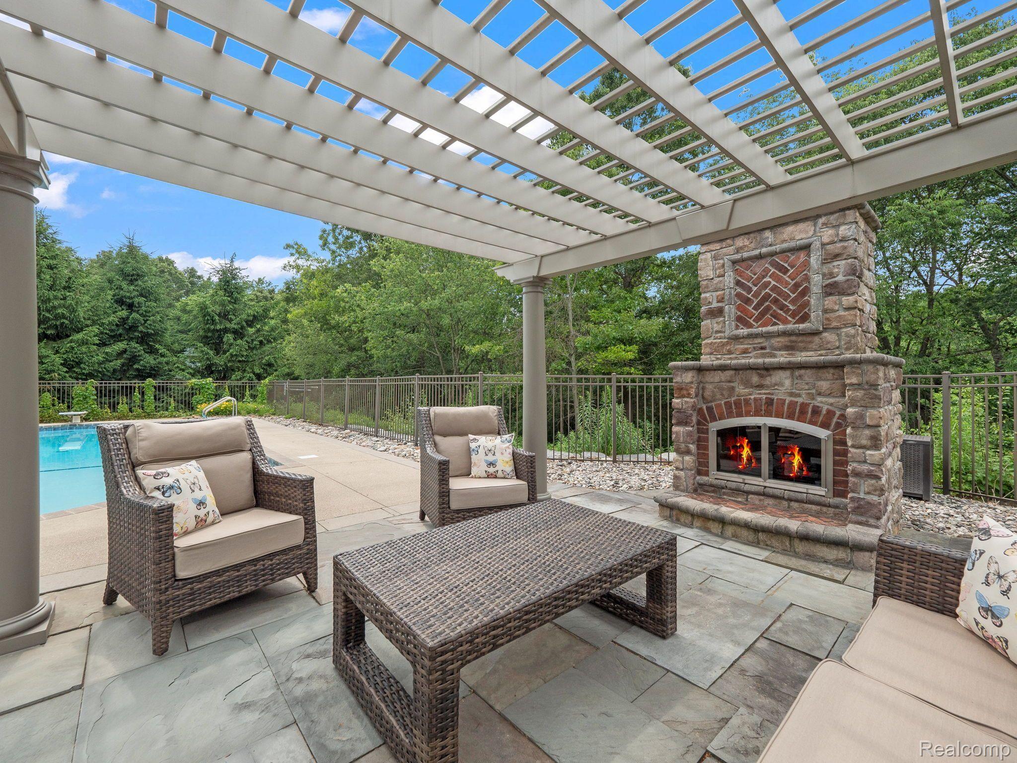 2456 Pond Vallee Drive