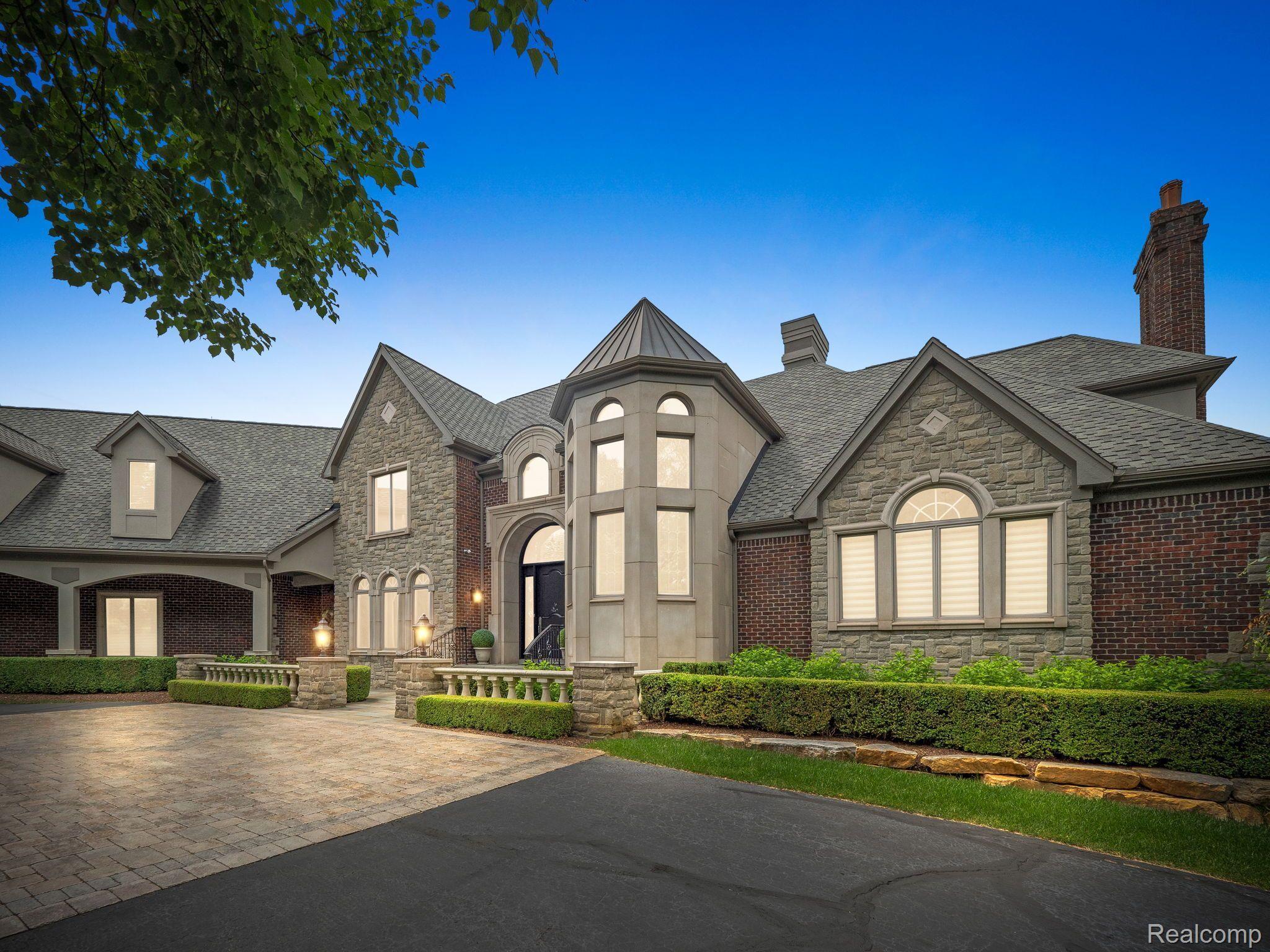 2456 Pond Vallee Drive