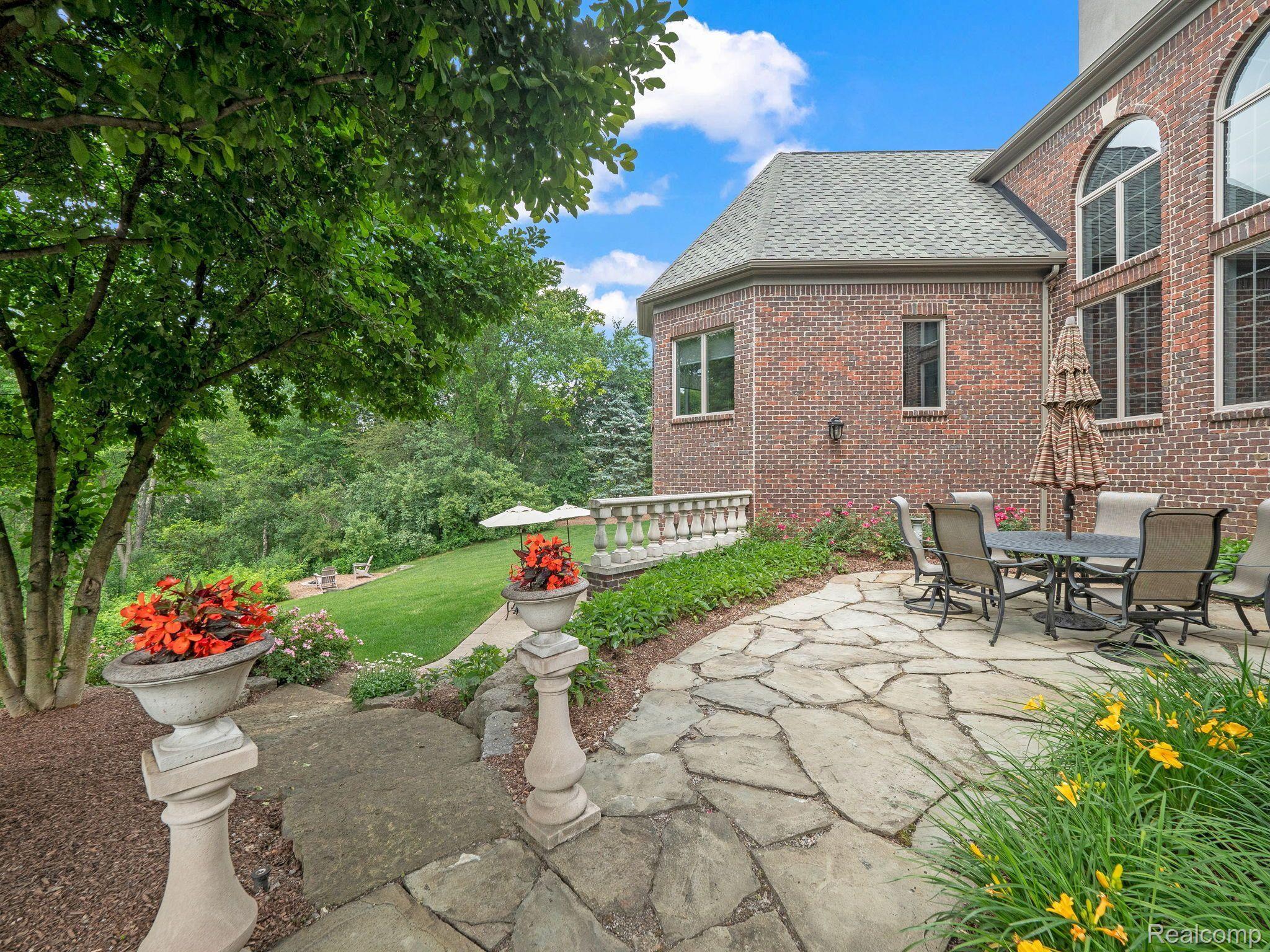 2456 Pond Vallee Drive