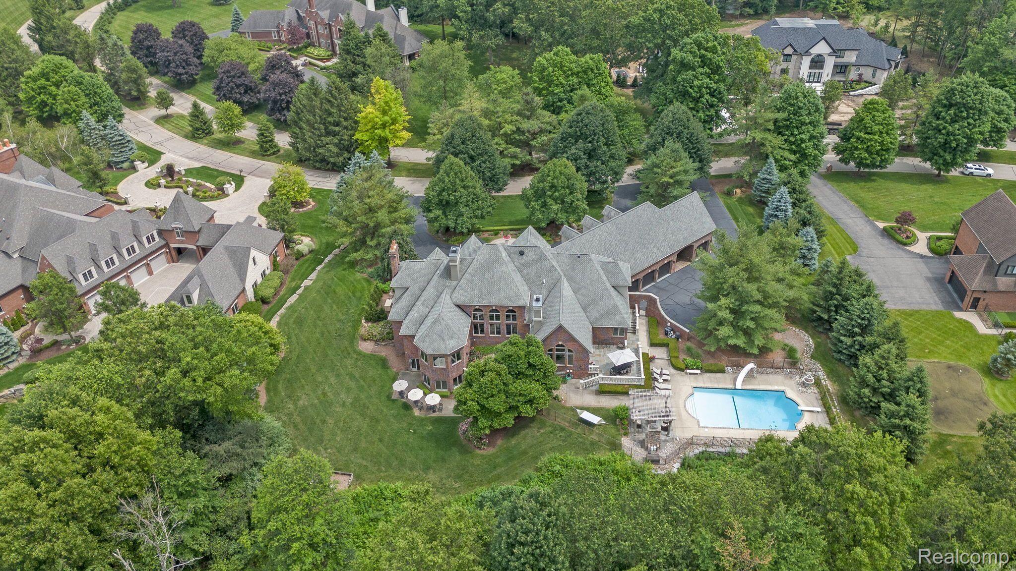 2456 Pond Vallee Drive