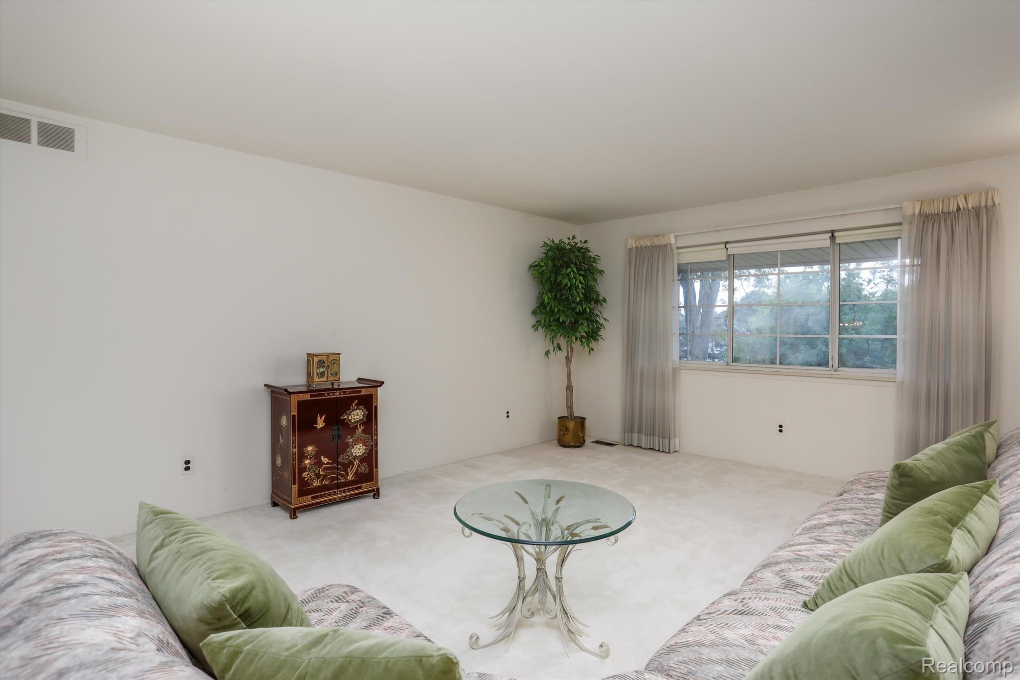 42472 Woodward Avenue D2
