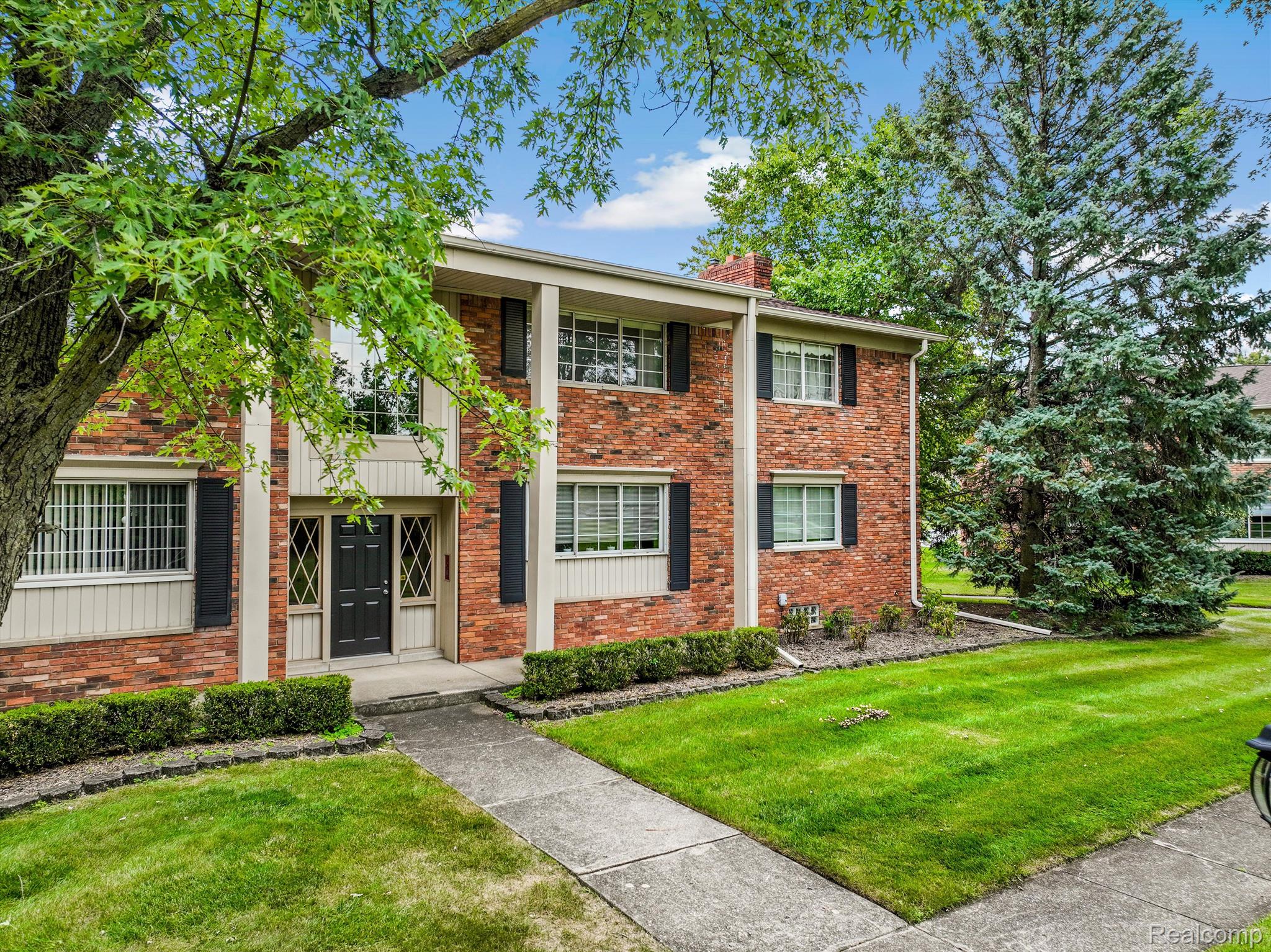42472 Woodward Avenue D2