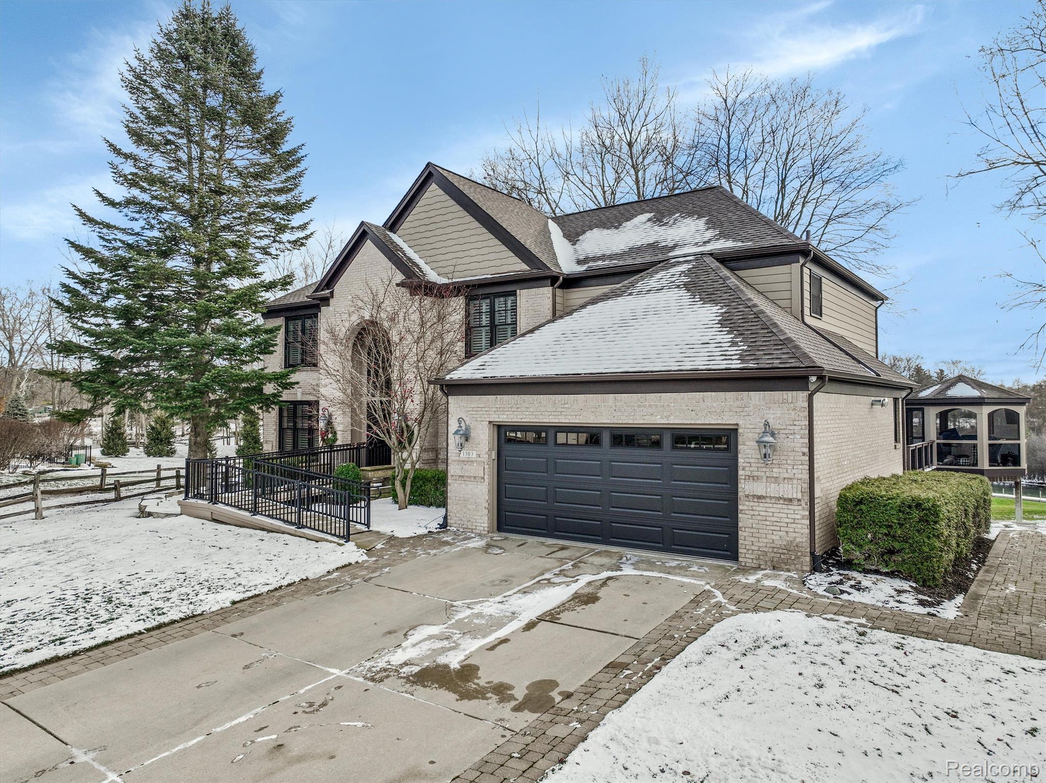 1303 MARINA POINTE Boulevard