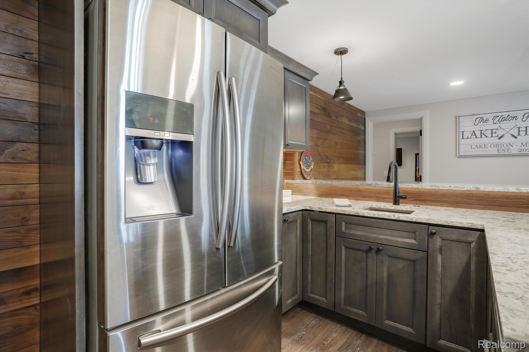 1303 MARINA POINTE Boulevard