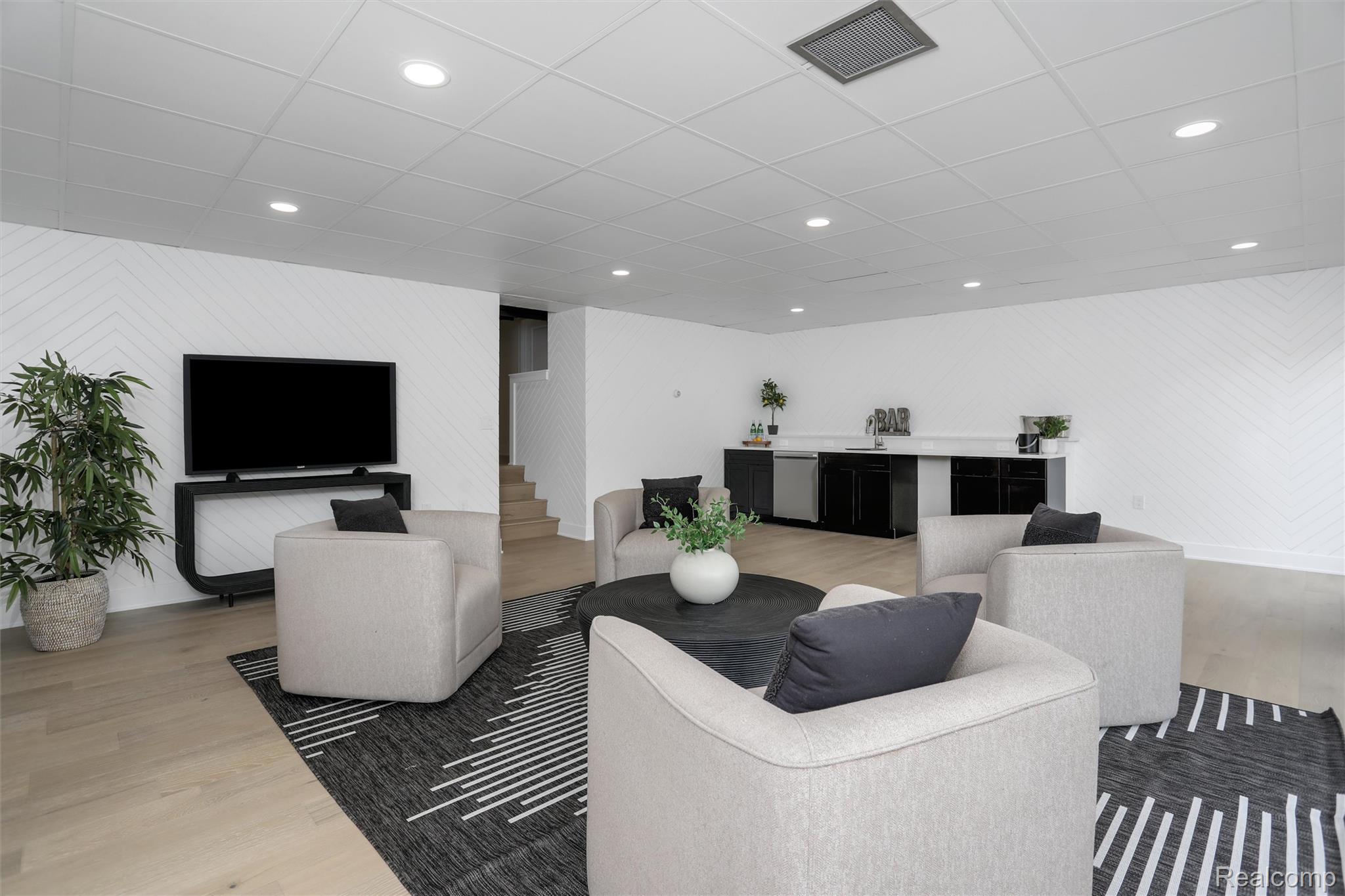 941 Viewland Drive