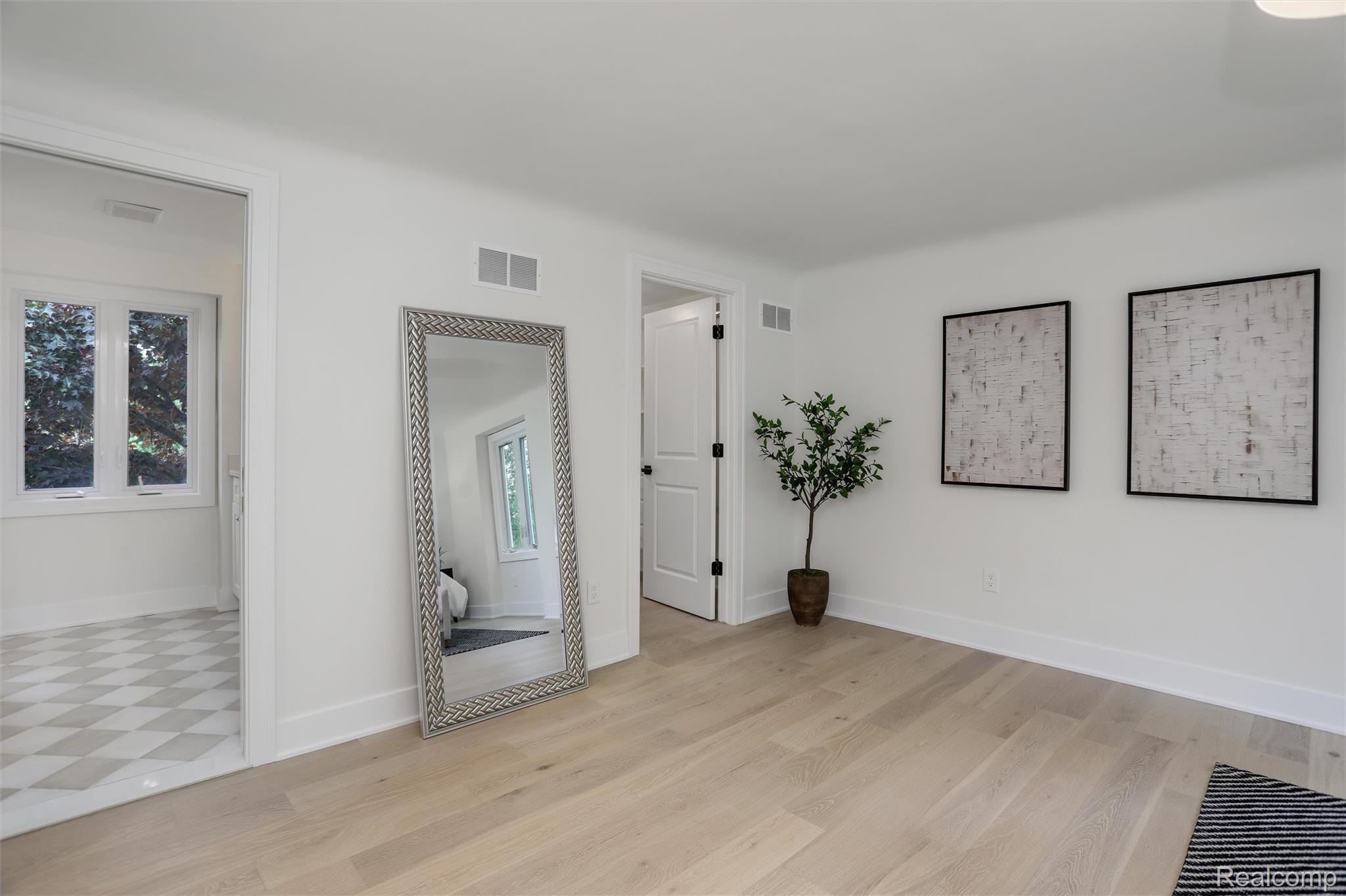 941 Viewland Drive