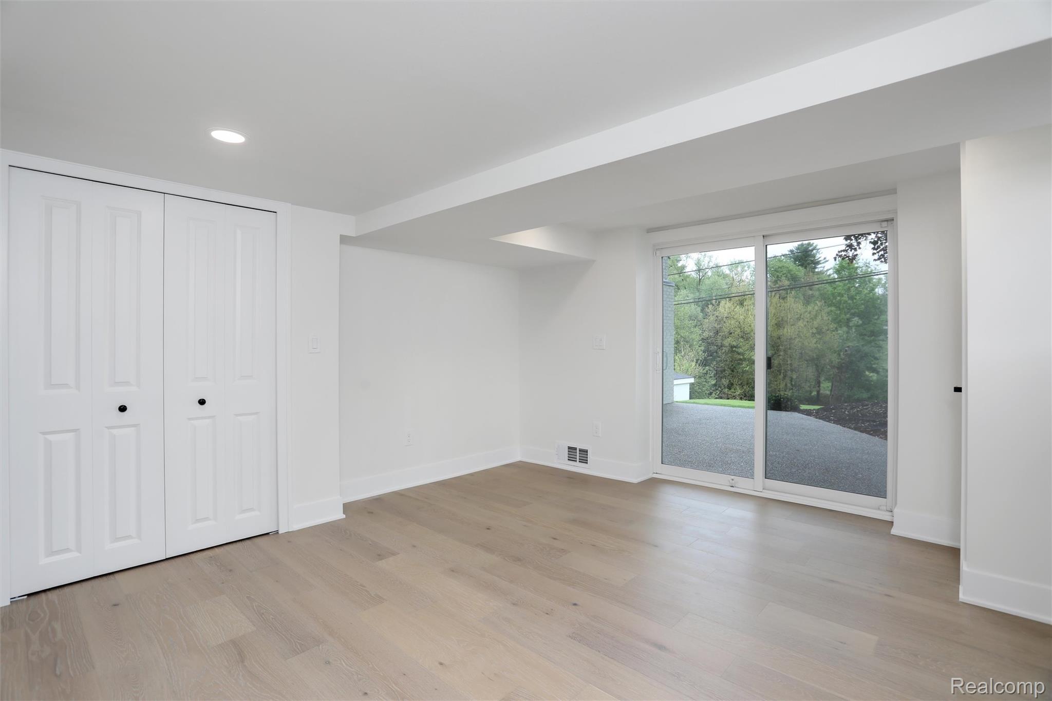 941 Viewland Drive