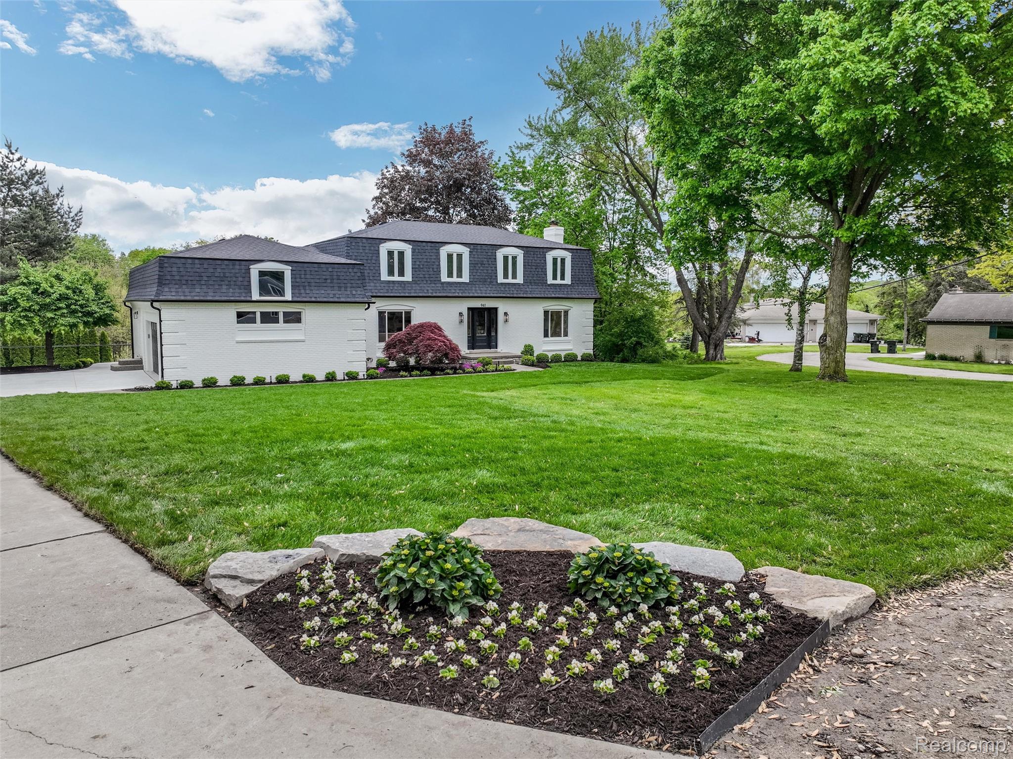 941 Viewland Drive