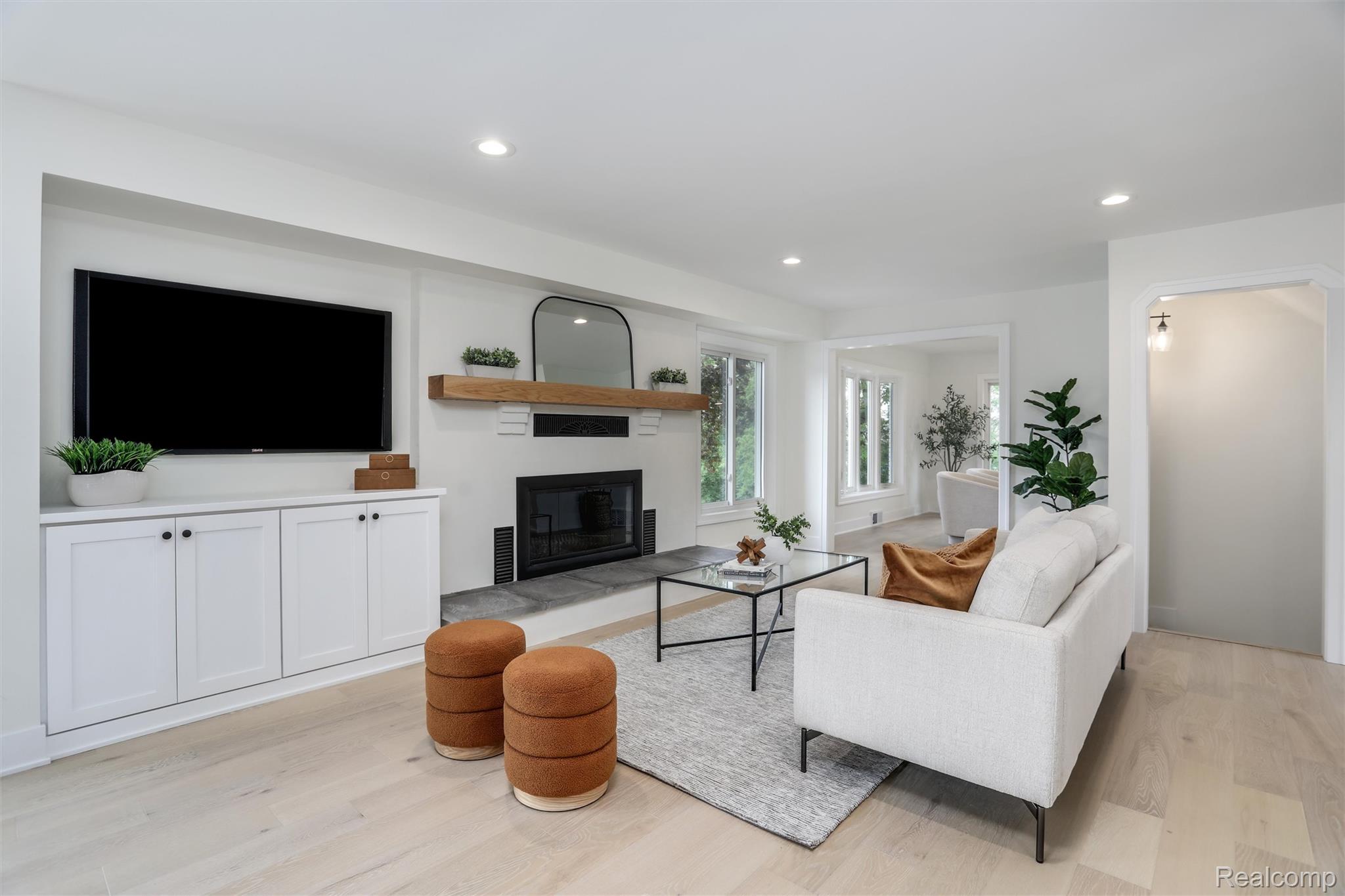 941 Viewland Drive