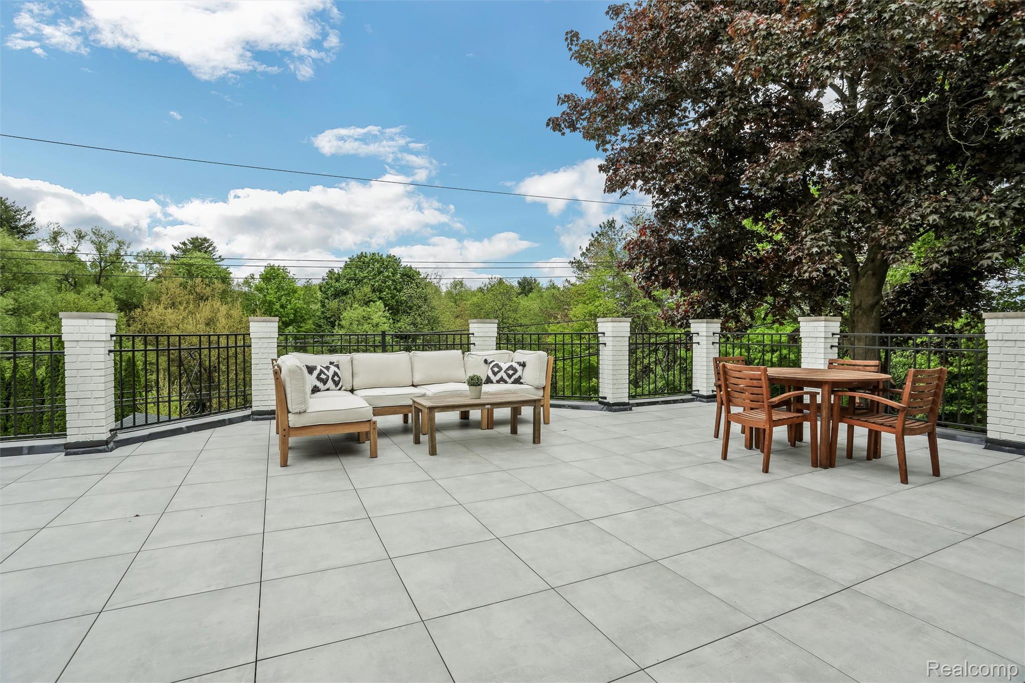 941 Viewland Drive