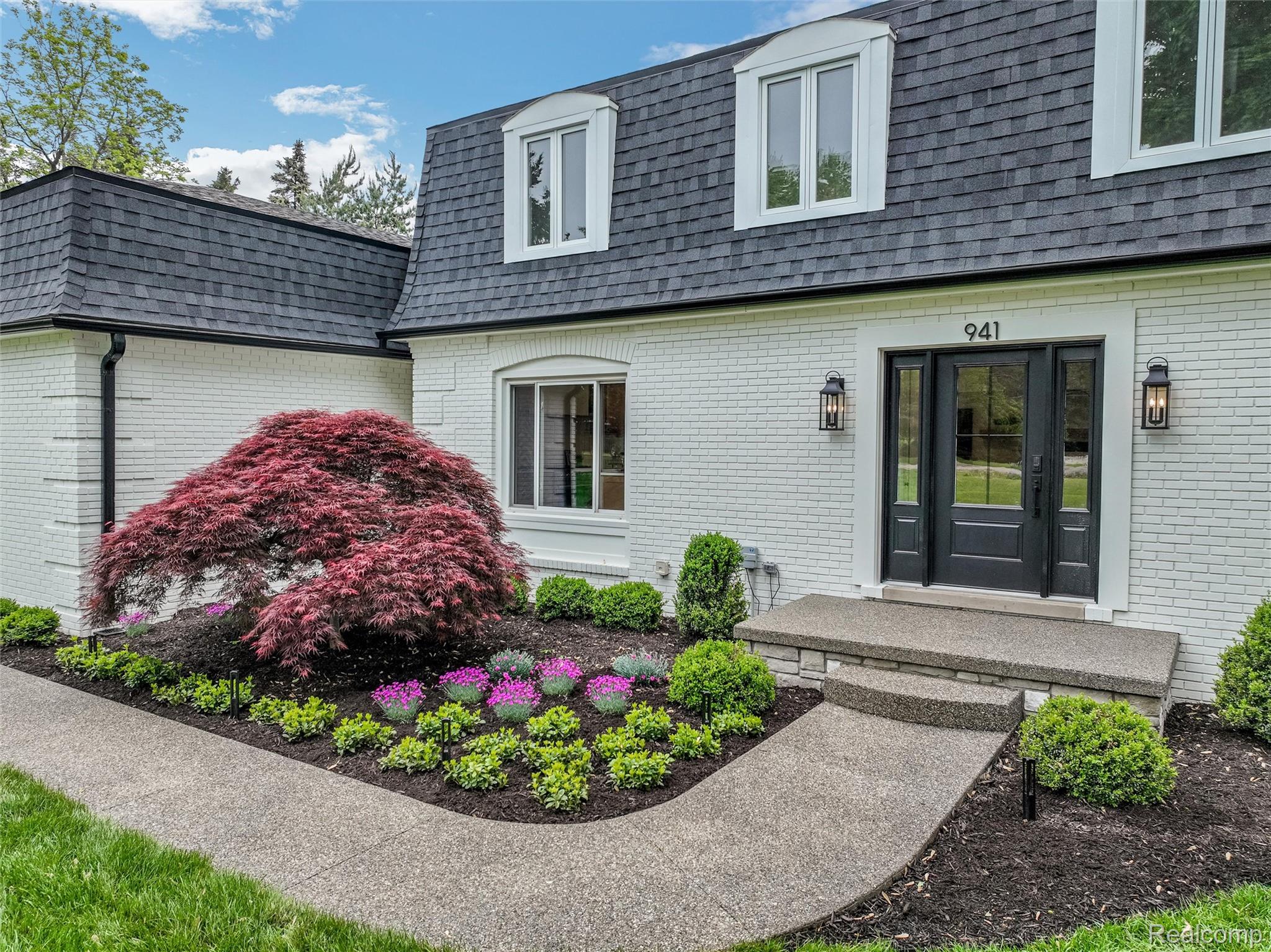 941 Viewland Drive