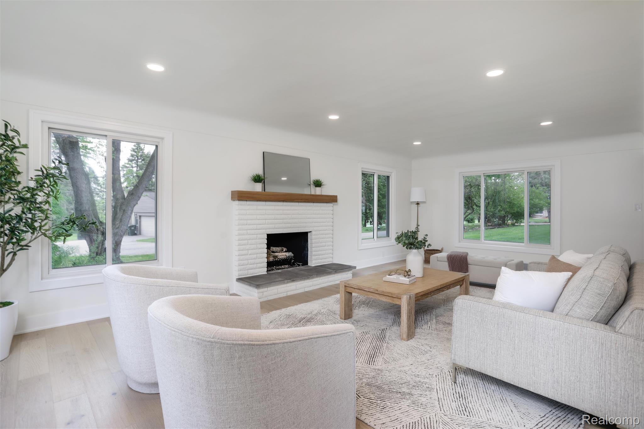 941 Viewland Drive