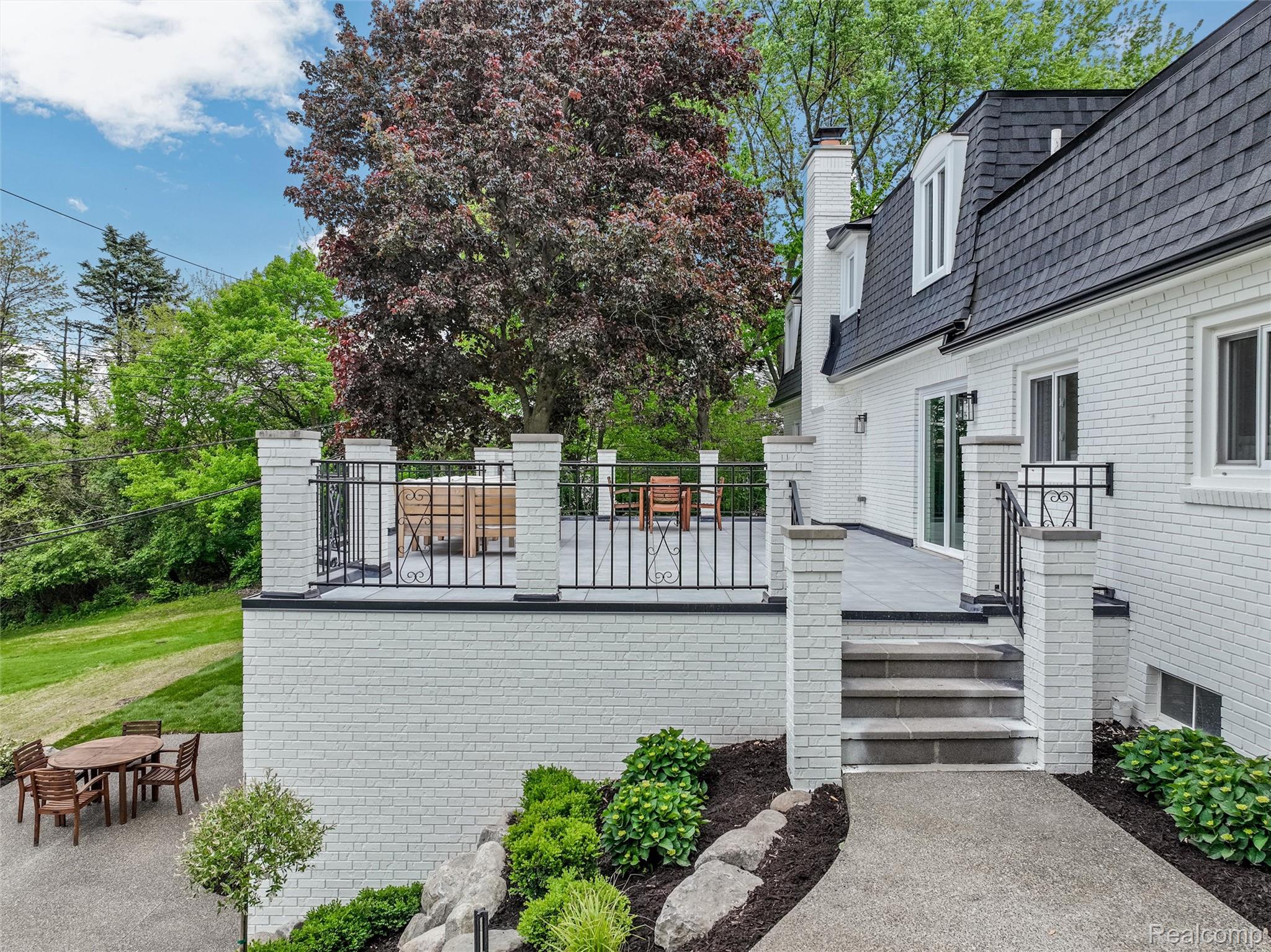 941 Viewland Drive