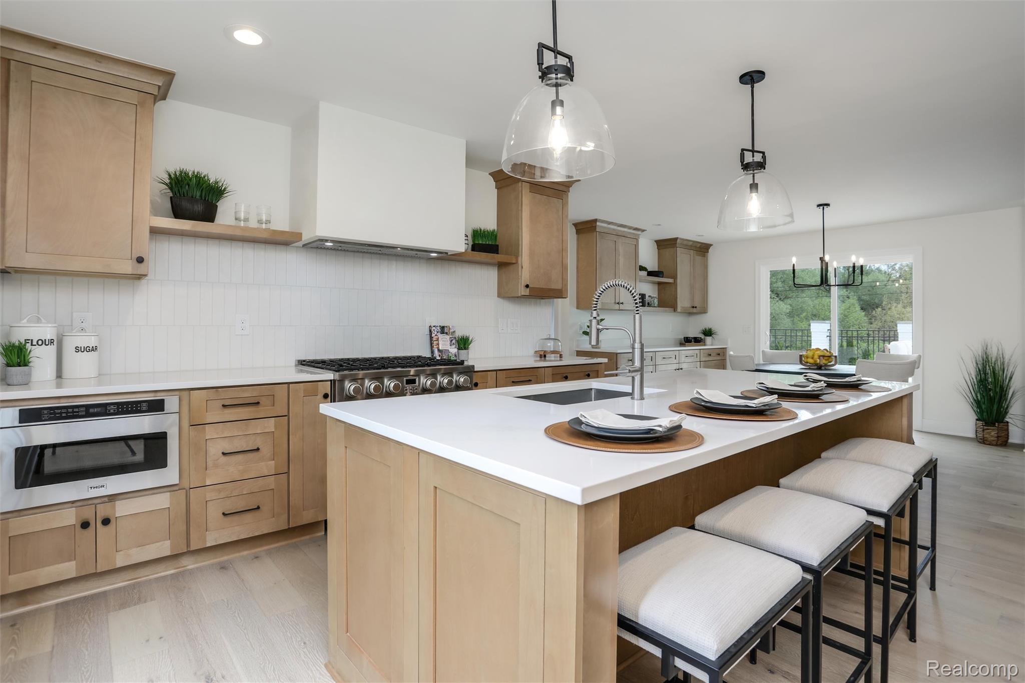 941 Viewland Drive