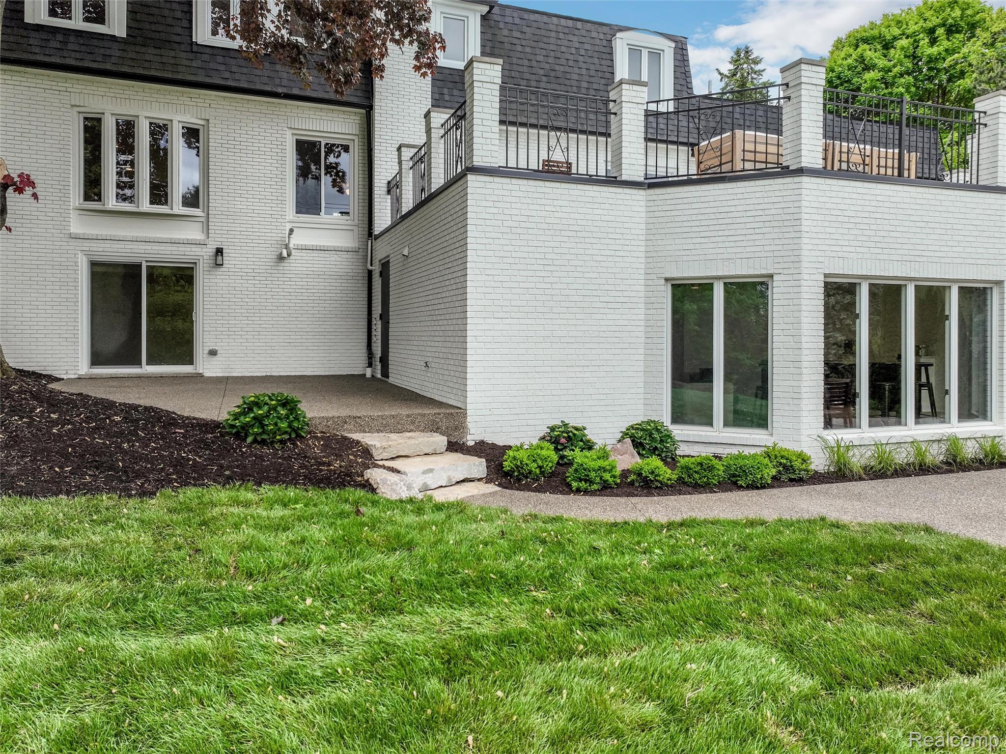 941 Viewland Drive