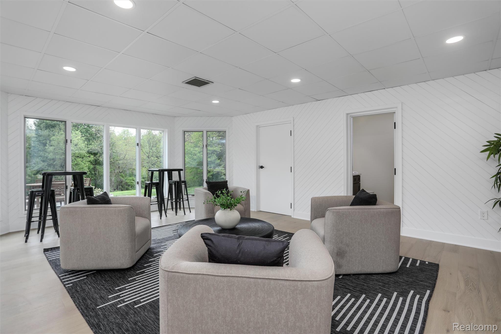 941 Viewland Drive