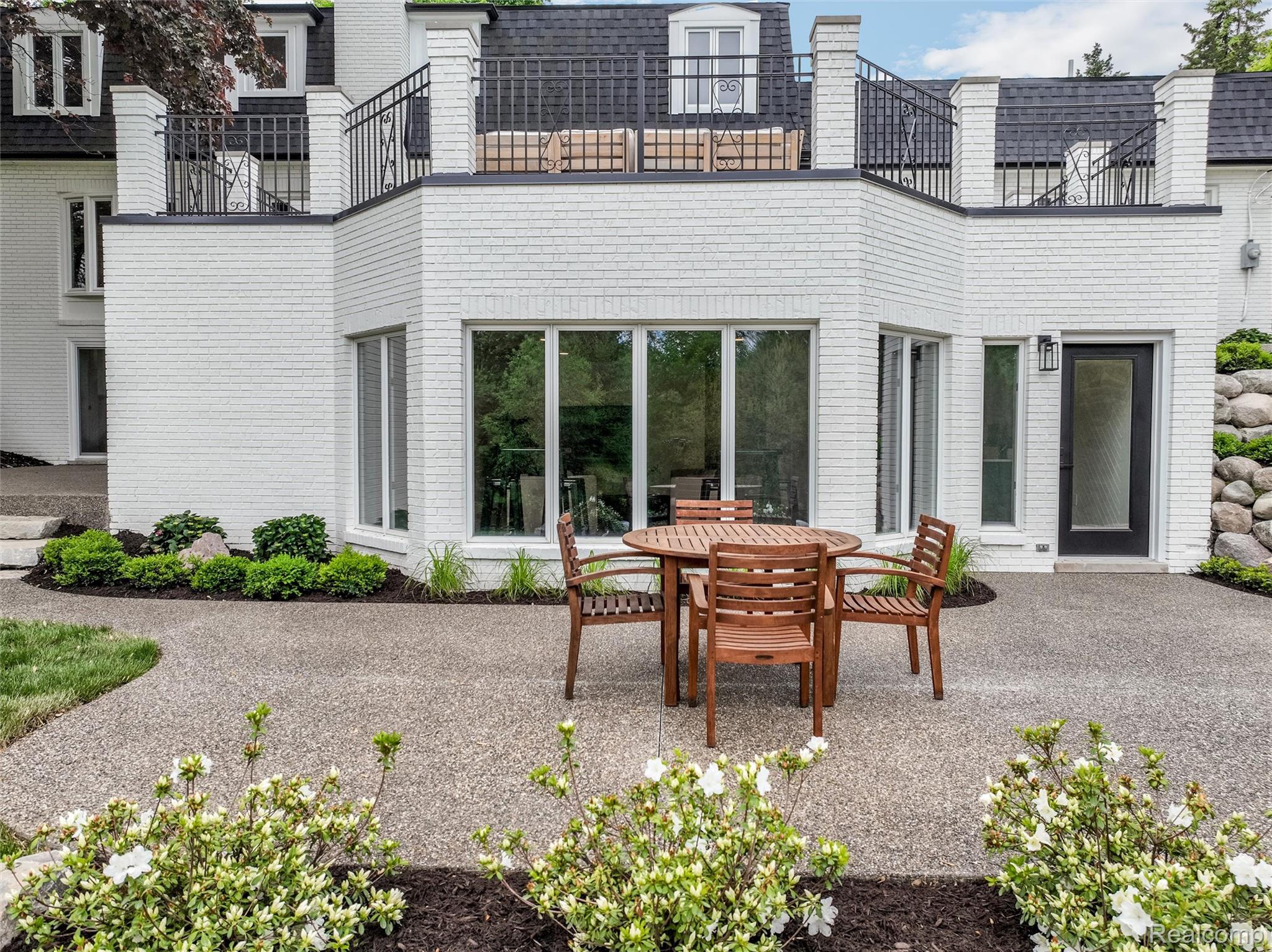 941 Viewland Drive