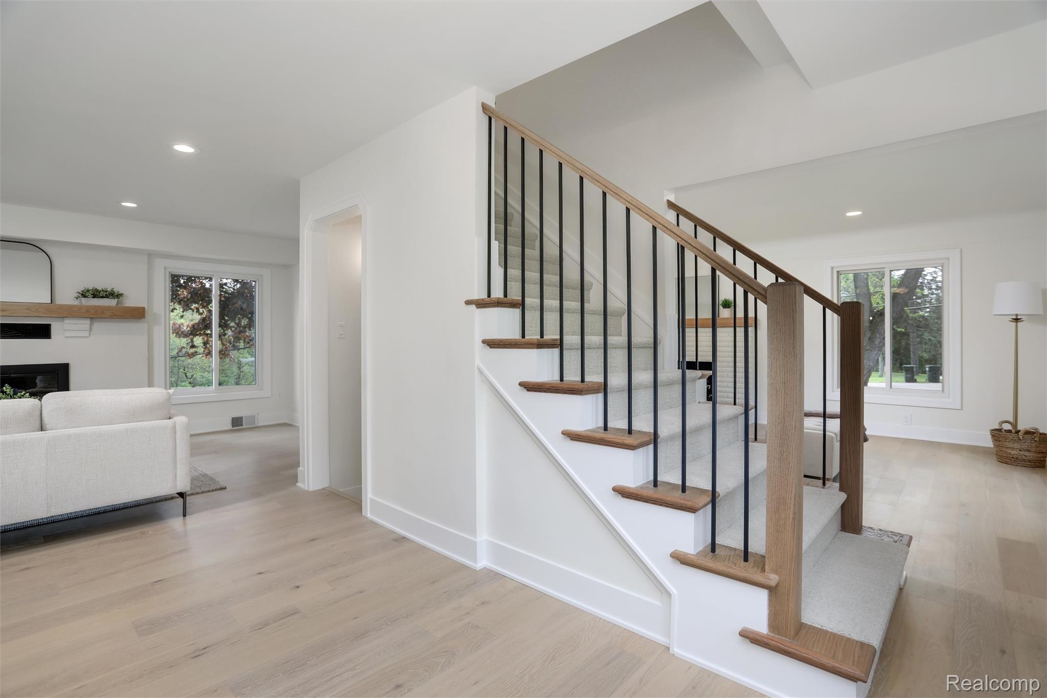 941 Viewland Drive