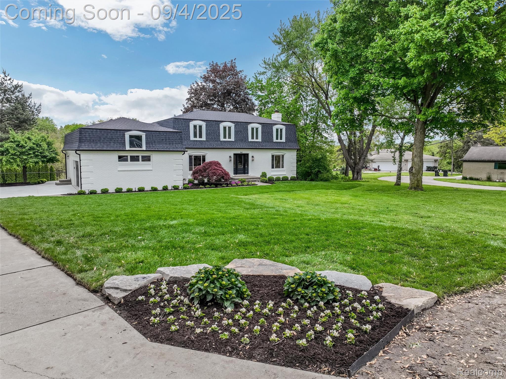941 Viewland Drive