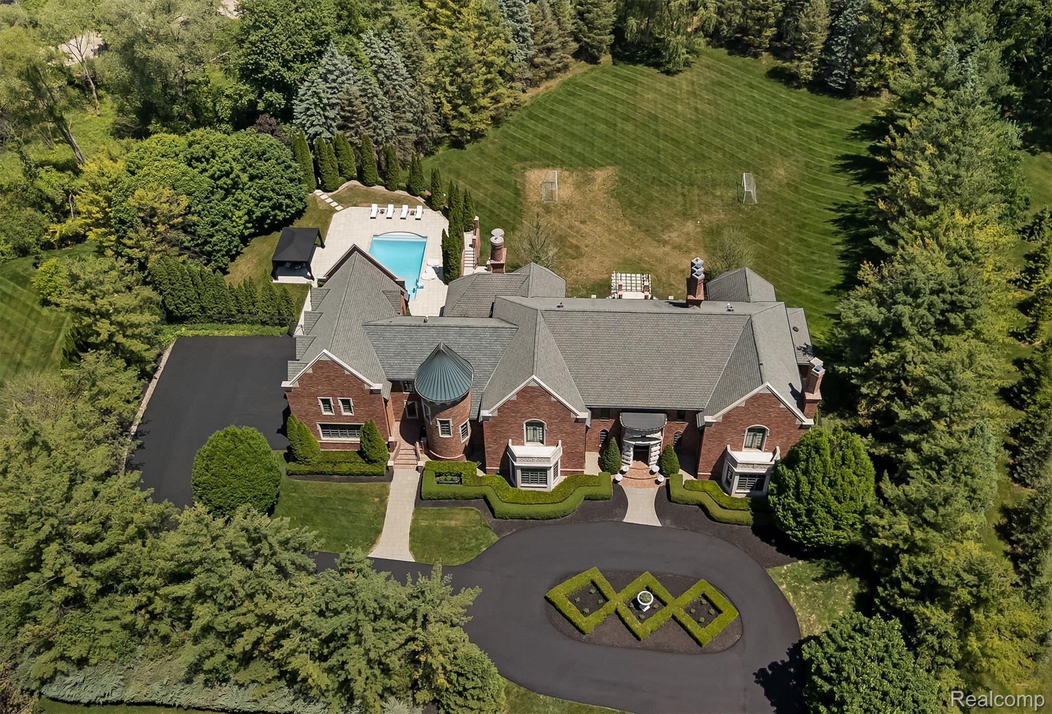 2370 Pond Vallee Drive
