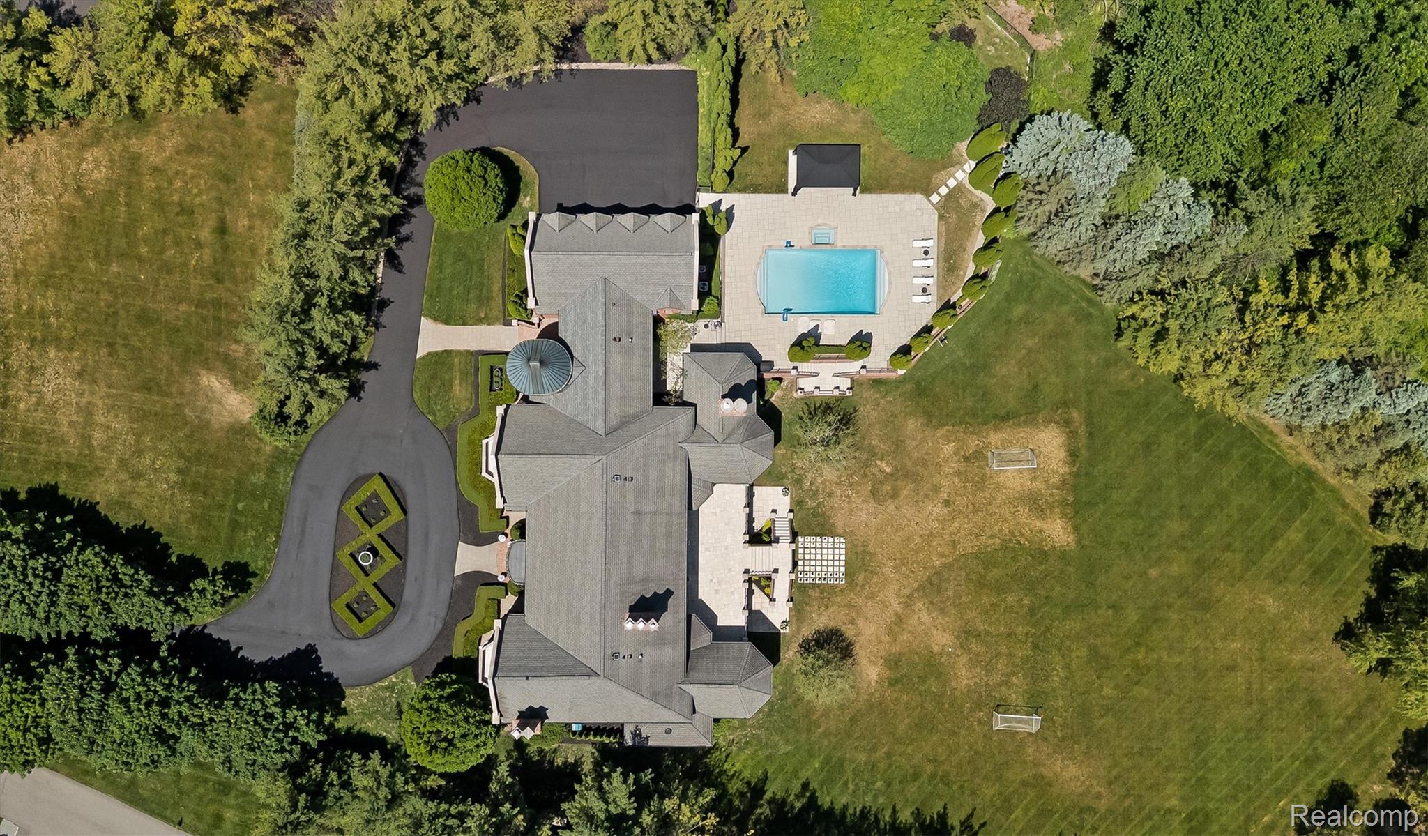 2370 Pond Vallee Drive
