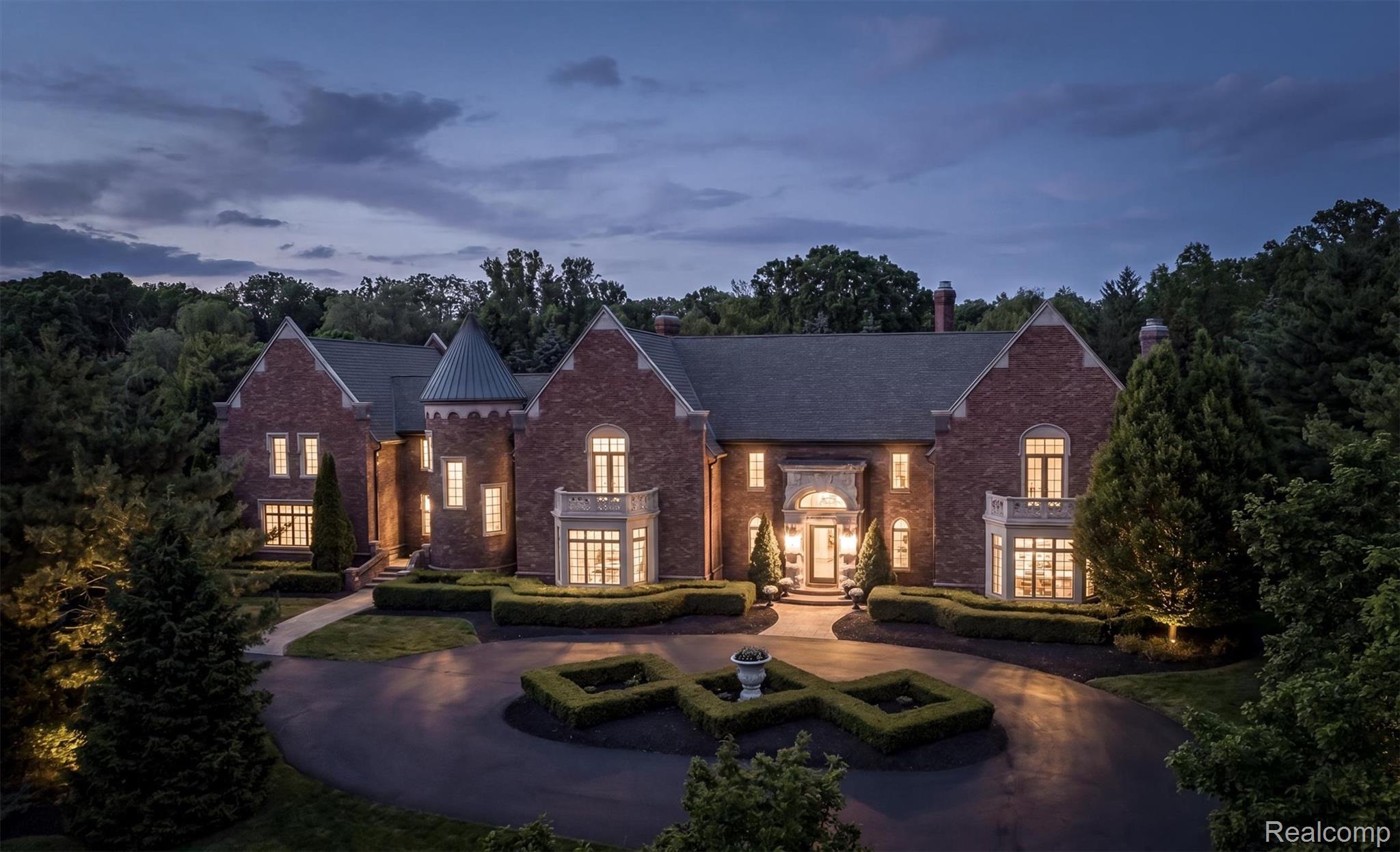 2370 Pond Vallee Drive